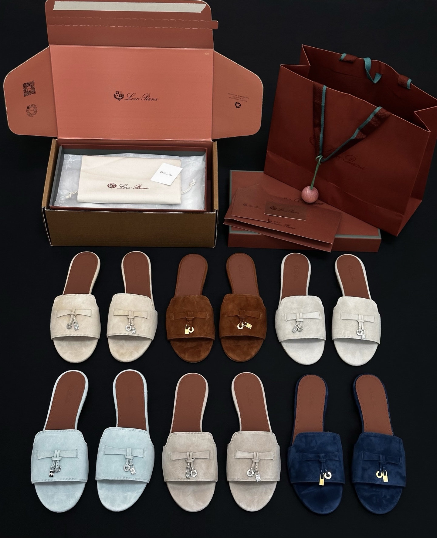 NO:819040,Guan-made high-quality Loro iana Nuo Youpianya classic British tassel flat mule shoes and slippers high quality!  It is really not easy to get such goods. Su Miao, who knows how to make goods, is low-key, simple and timeless!  Super soft and comfortable!  This shoe is so popular, you can search for a lot of pictures of the feet of celebrities and internet celebrities!  It looks good and wears well, and the key is that it is easy to match!  This brand hardly advertises and is low-key and luxurious. Only when you wear it yourself will you know how comfortable it is!  L's styles are worn by the upper class people in the world who have status and want high quality and low-key style. This is the legendary endorsement that you get what you pay for, and you get what you pay for!  L's ace loafers and mules are really only known to live up to our feet if you wear them yourself. Fabric Imported sheep suede Lining Imported calfskin Foot padding cowhide, cowhide midsole Outsole Italian leather outsole Size 35/36/37/38/39/40/41/42 (40/41/42 non-returnable), slippers, loro piana, loro  piana,loafers,slippers,cowhide,Leather soles19860909莞产高品质 Loro iana诺悠翩雅经典英伦流苏平底穆勒鞋拖鞋 高品质！能搞到这样的货确实不易 懂货的速秒低调又简约,经典不衰！ 超软超舒适！这款鞋真的太火爆了,各路明星网红上脚图随便一搜一大把！好看又好穿,关键还好搭！这个品牌几乎不打广告,低调奢华,只有自己穿了才知道有多舒服！L的款式都是世界上有身份且希望高品质 保持低调做派的上层人士穿着,也就是传说中的一分钱一分货、一分钱三分货的代言！L的王牌乐福鞋,穆勒鞋真的是只有自己穿了才知道不能辜负我们的双脚 面料 进口羊反绒 内里 进口小牛皮 垫脚牛皮,牛皮中底 大底 意大利真皮大底 尺码35/36/37/38/39/40/41/42（40/41/42不退换）,拖鞋,loro piana,loro piana,loafers,slippers,cowhide,Leather soles,Women's Shoes