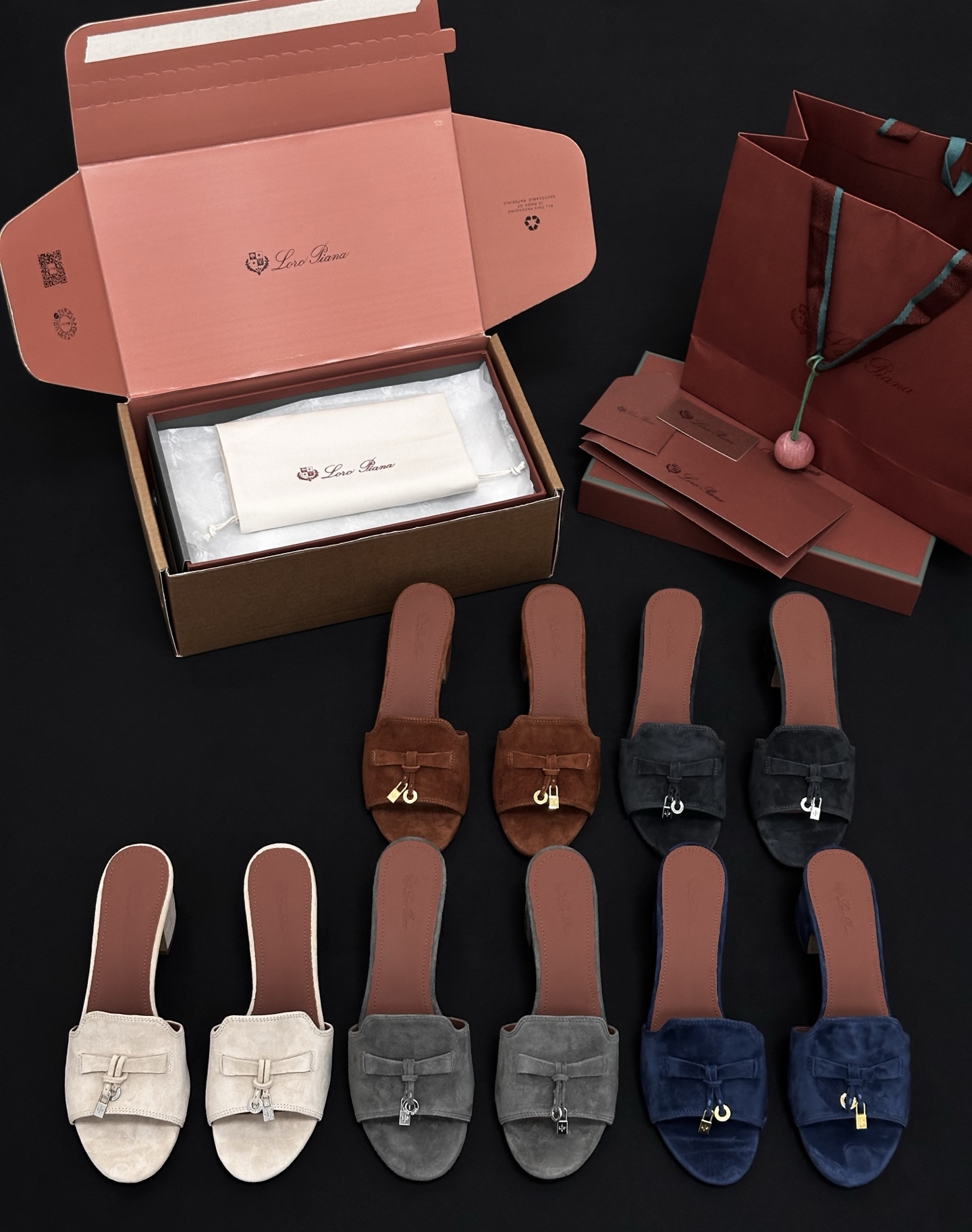 NO:819020,High-quality Loro iana classic British tassel Muller high-heeled sandals made in Guangzhou, high quality!  It is really not easy to get such goods. Su Miao, who knows how to make goods, is low-key, simple and timeless!  Super soft and comfortable!  This shoe is so popular, you can search for a lot of pictures of the feet of celebrities and internet celebrities!  It looks good and wears well, and the key is that it is easy to match!  This brand hardly advertises and is low-key and luxurious. Only when you wear it yourself will you know how comfortable it is!  L's styles are worn by the upper class people in the world who have status and want high quality and low-key style. This is the legendary endorsement that you get what you pay for, and you get what you pay for!  L’s ace loafers and mules are really only known to live up to our feet if you wear them yourself. Fabric Imported sheep suede Lining Imported calfskin Foot padding cowhide, cowhide midsole Outsole Italian leather outsole Heel height 5.5cm Size 35/36/37/38/39/40/41/42 (40/41/42 non-refundable), slippers, loro piana, loro  piana,loafers,slippers,cowhide,Leather soles19860909莞产高品质 Loro iana诺悠翩雅经典英伦流苏穆勒高跟凉拖鞋 高品质！能搞到这样的货确实不易 懂货的速秒低调又简约,经典不衰！ 超软超舒适！这款鞋真的太火爆了,各路明星网红上脚图随便一搜一大把！好看又好穿,关键还好搭！这个品牌几乎不打广告,低调奢华,只有自己穿了才知道有多舒服！L的款式都是世界上有身份且希望高品质 保持低调做派的上层人士穿着,也就是传说中的一分钱一分货、一分钱三分货的代言！L的王牌乐福鞋,穆勒鞋真的是只有自己穿了才知道不能辜负我们的双脚 面料 进口羊反绒 内里 进口小牛皮 垫脚牛皮,牛皮中底 大底 意大利真皮大底 跟高5.5cm 尺码35/36/37/38/39/40/41/42（40/41/42不退换）,拖鞋,loro piana,loro piana,loafers,slippers,cowhide,Leather soles,Women's Shoes