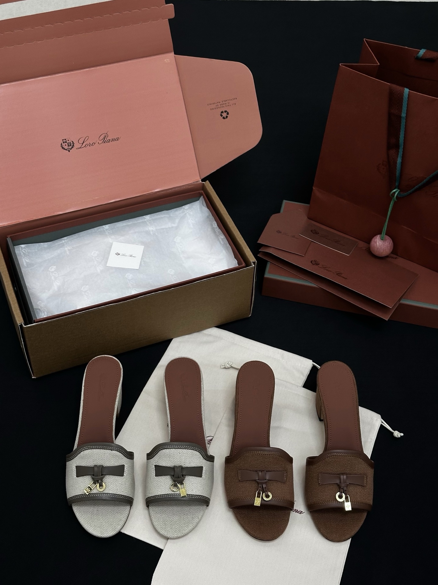 NO:818982,Dongguan-made high-quality Loro iana Summer Charms classic high-heeled sandals with hardware pendants. These suede leather sandals are paired with a strap decorated with Loro iana My Charms charms and decorated with same-color stitching. The appearance is exquisite and elegant, suitable for urban wear or casual holiday outfits. New colors for the colorful summer!  ——It is both casual and fashionable, and can reveal quality and comfort without any deliberate effort!  The charm of the locking tassel sandals will capture your feet as soon as you put them on, and you will fall in love with them in seconds!  Customized high-density canvas splicing cowhide for the upper, cowhide for foot pads inside, Italian genuine leather outsole, heel height 5.5cm, size 35/36/37/38/39/40/41/42 (40/41/42 non-returnable), slippers, loro piana, slippers, cowhide, Leather soles19860909莞产高品质Loro iana Summer Charms诺悠翩雅经典款五金吊坠高跟凉拖鞋 这款麻面革凉拖鞋搭配饰有Loro iana My Charms吊饰的饰带,并饰以同色缝线.外观精美雅致,适合搭配都市着装,也适合打造休闲假日装束. 新色过彩色的夏天！ ——既休闲又时髦,又能毫不刻意地透露出品质与舒适！锁扣流苏凉拖鞋上脚就被它的魅力俘获,分分钟爱上！ 鞋面定制高密度帆布拼接牛皮 内里垫脚牛皮 鞋底意大利真皮大底 跟高5.5cm 尺码35/36/37/38/39/40/41/42（40/41/42不退换）,拖鞋,loro piana,slippers,cowhide,Leather soles,Women's Shoes