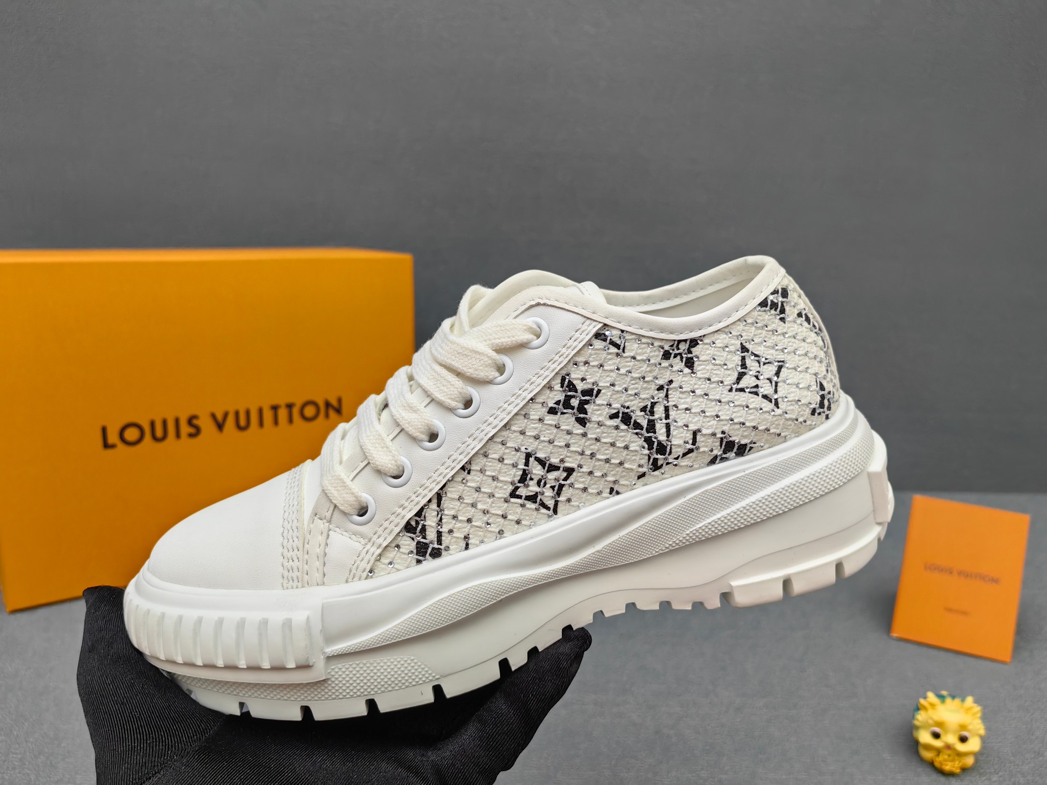 NO:274347,The top-priced version of lv archlight sports summer collection shoes, representative classic lv letter embellishment with light tongue, comfortable, versatile, line feel and elongated legs, -One original single quality Internet celebrity love style, unique simple design style √ Has keen and unique detail design overall shape is great √The style is very pedicure, the comfort of the foot is 100% like √Upper: calf leather and technology fabric intertwined contrasting colors to match macaron fairy appearance, √Fabric: imported electric embroidery fabric √Inner lining: cowhide inner lining cowhide foot pad √Sole material: original open-wear t wear-resistant and non-slip sole size: 35-36-37-38-39-40-41-42-43-44-45 (34-40 for women 38-46 customized),,louis  vuitton,cowhide19860909实价顶级版本lv archlight 运动款summer collection鞋,具有代表性的经典款lv字母点缀鞋舌轻巧,舒适,百搭,线条感和拉长美腿, -一一原单品质 网红大爱款,独特的简约设计风格 √具有敏锐独道的细节设计整体造型很棒 √版型非常修脚,上脚舒适度百分百点赞 √鞋面:小牛皮与科技面料交织撞色搭配马卡龙神仙颜值, √面料:进口电绣布料 √内里:牛皮内里牛皮垫脚 √底材:原版开磨t耐磨防滑大底 size: 35-36-37-38-39-40-41-42-43-44-45（女34-40男38-46订做）,,louis vuitton,cowhide,Men's shoes