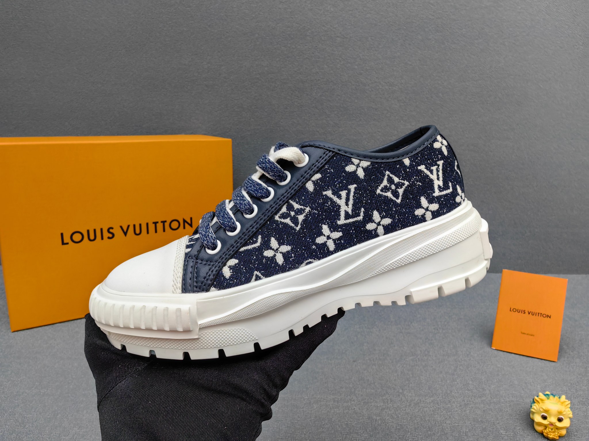 NO:274350,The top-priced version of lv archlight sports summer collection shoes, representative classic lv letter embellishment tongue with lightweight, comfortable, versatile, line feel and elongated legs, -One original single quality Internet celebrity love style, unique simple design style √ Has keen and unique detail design overall shape is great √The style is very pedicure, the comfort of the foot is 100% like √Upper: Calf leather and technology fabric intertwined contrasting colors to match macaron fairy appearance, √Fabric: imported electric embroidery fabric √Inner lining: cowhide inner lining cowhide foot pad √Sole material: original open-wear t wear-resistant and non-slip sole size: 35-36-37-38-39-40-41-42-43-44-45 (Female 34-40 Male 38-46 order),,louis  vuitton,cowhide19860909实价顶级版本lv archlight 运动款summer collection鞋,具有代表性的经典款lv字母点缀鞋舌轻巧,舒适,百搭,线条感和拉长美腿, -一一原单品质 网红大爱款,独特的简约设计风格 √具有敏锐独道的细节设计整体造型很棒 √版型非常修脚,上脚舒适度百分百点赞 √鞋面:小牛皮与科技面料交织撞色搭配马卡龙神仙颜值, √面料:进口电绣布料 √内里:牛皮内里牛皮垫脚 √底材:原版开磨t耐磨防滑大底 size: 35-36-37-38-39-40-41-42-43-44-45（女34-40男38-46订）,,louis vuitton,cowhide,Men's shoes