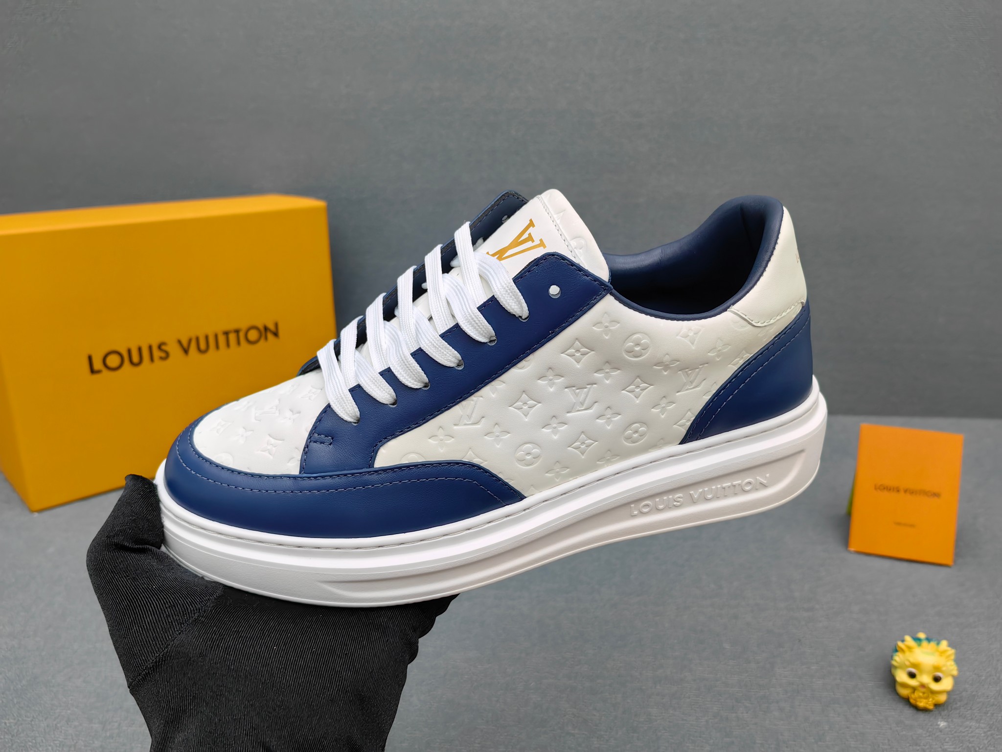 NO:276240,The real-priced classics are immortal and will never go out of time to pursue. What is time-based is the luxury of valuables. What is precision craftsmanship? What is the original factory shipment? 1v ruthless goods [fine craftsmanship] spot goods [identify the authentic purchasing level] fidelity! Take a closer look at the details...compared with the authentic products! The version market is a lot of currency! This is the top quality you want to find, only one cabinet of the original products! Only suitable for customers who understand goods... 1 original factory order, heavy money to build shoe lasts to soles 2 original shoes mold, the upper is slow to work and produce fine work! The most difficult thing for this shoe to do is the face. The pins on our face are the same as the original. Size 39 40 4142 43 44 [38 and 45 are not returned or exchanged],19860909实价经典永不朽永远不过时追求 的是时间沉淀的是值钱的奢华 什么是精工看细节...保真原代工厂渠道出货! 1v狠货【精工货]现货出【认准正品代购级别]保真!仔细看一看细节..媲美正品! 版本市场通货一大把!这是您想找的顶级精品,仅与正品只有一柜之差!只适合懂货的客户...1原厂原单 重金打造鞋楦到鞋底 2 原鞋开模 鞋面慢工出细活!精工细作这鞋最难做的是面部 我们面部的针脚都是跟原版一致 码数39 40 4142 43 44【38和45不退不换],,Men's shoes