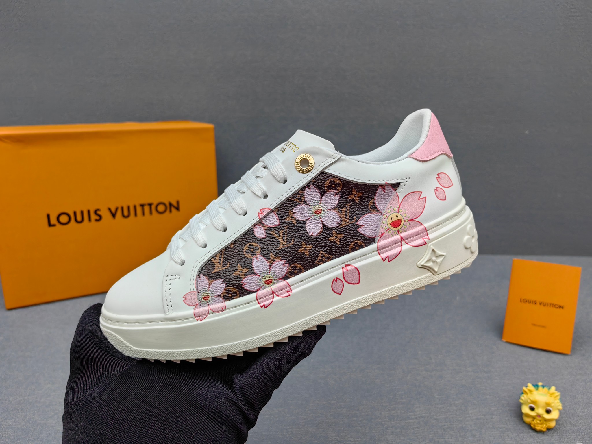 NO:276235,Real-priced louis vuitton Louis Vuitton time out sneakers This time out sneakers are soft cowhide leather embossed Louis Vuitton logo and monogram pattern, embossed with recycled monogram nylon and embossed with the shoe back. Thickened rubber outsole blooms three-dimensional monogram flowers. Embossed cowhide and recycled monogram nylon thickened rubber outsole Eye engraved Louis Vuitton logo outsole decorated with monogram flowers Dongfang goods assembly line products Size 35-40 (34-40-41 men's model customized),,louis vuitton,louis vuitton,sneakers,cowhide19860909实价louis vuitton 路易威登 time out 运动鞋 本款 time out 运动鞋为柔软牛皮革压印路易威登标识和 monogram 图案,以回收monogram锦纶点缀鞋后.加厚橡胶外底绽放立体monogram 花卉. 压印牛皮革和回收monogram 锦纶加厚凸纹橡胶外底 孔眼镂刻路易威登标识外底饰有monogram 花卉 莞货流水线产品 码数女35-40（34-40-41男款订做）,,louis vuitton,louis vuitton,sneakers,cowhide,Men's shoes