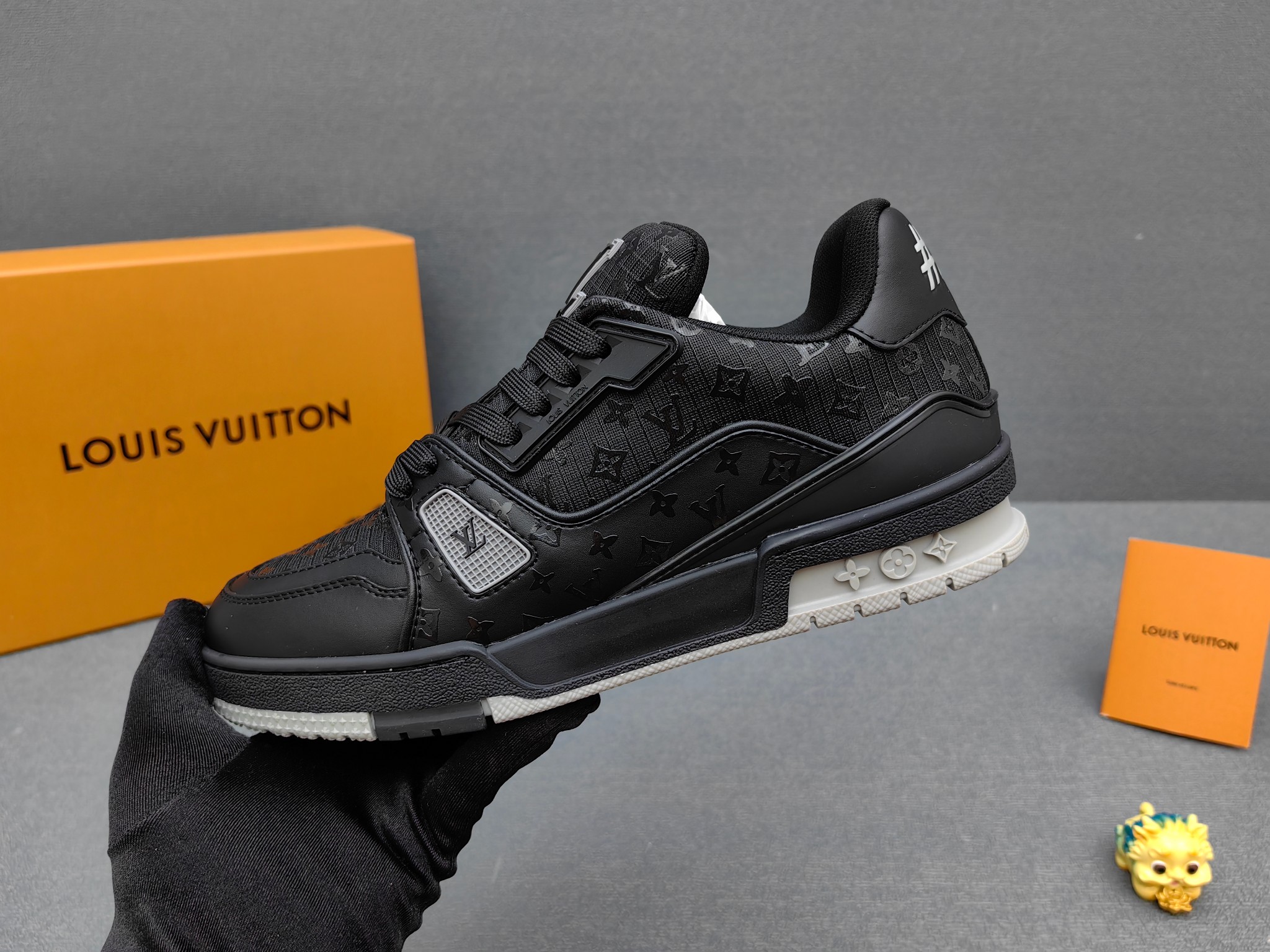 NO:277181,Real-price Dongguan production selected OEM factory original single quality iv-Louis Vuitton Classic show new empty glue process·original development!! Very comfortable to put on the foot, luxury materials are finely crafted, midsole printed with European-made English letters uppers are spliced ​​by calfskin imported from Italy, side edges are decorated with brand logo logo and signature, latest latex foot pad ten mesh fabric inner lining, foot feeling is super comfortable. Original special supply of original two-color tpu combination sole. Packing process Goodyear stitching edge-lock fabric: Exclusive custom top layer cowhide accessories: Exclusive private mold vuitton logo inner lining: Customized silky mesh - top layer silk cowhide inner lining: TPU combination sole wear-resistant non-slip anti-yellow foot pad: New latex pad-mesh sweat-absorbing process: Full computer needle car pulling wire toe back cover hot and cold set full set of pulling top sleeve medium and low logo pattern Packaging - shoelace  Certificate card instruction manual, certificate of conformity dust bags, the most complete packaging of the entire network, men's model 38-46 (38-46 customized, no return and exchange!,,louis vuitton,cowhide19860909实价莞产精选代工厂原单品质iv-路易威登 经典走秀新款空胶工艺·原版开发!!上脚非常舒适 奢侈用料做工精细,中底印有欧洲制造英文字母鞋面由意大利进口小牛皮拼接,侧边饰有品牌logo标志及签名,最新乳胶垫脚十网布内里,脚感超舒适.原厂特供原版双色tpu组合大底.套包工艺固特异缝合锁边面料:独家定制头层牛皮配件:独家私模vuitton 标识内里:定制丝滑网里-头层丝绸牛皮内里大底:tpu组合大底耐磨防滑防黄垫脚:新款乳胶垫-网纱吸汗工艺:全电脑针车拉线鞋头后套冷热定型 全套拉帮套楦中低logo花纹 包装 -鞋带 证书卡片说明书合格证防尘袋全网最齐包装 男款38-46(38-46订做不退换!,,louis vuitton,cowhide,Men's shoes