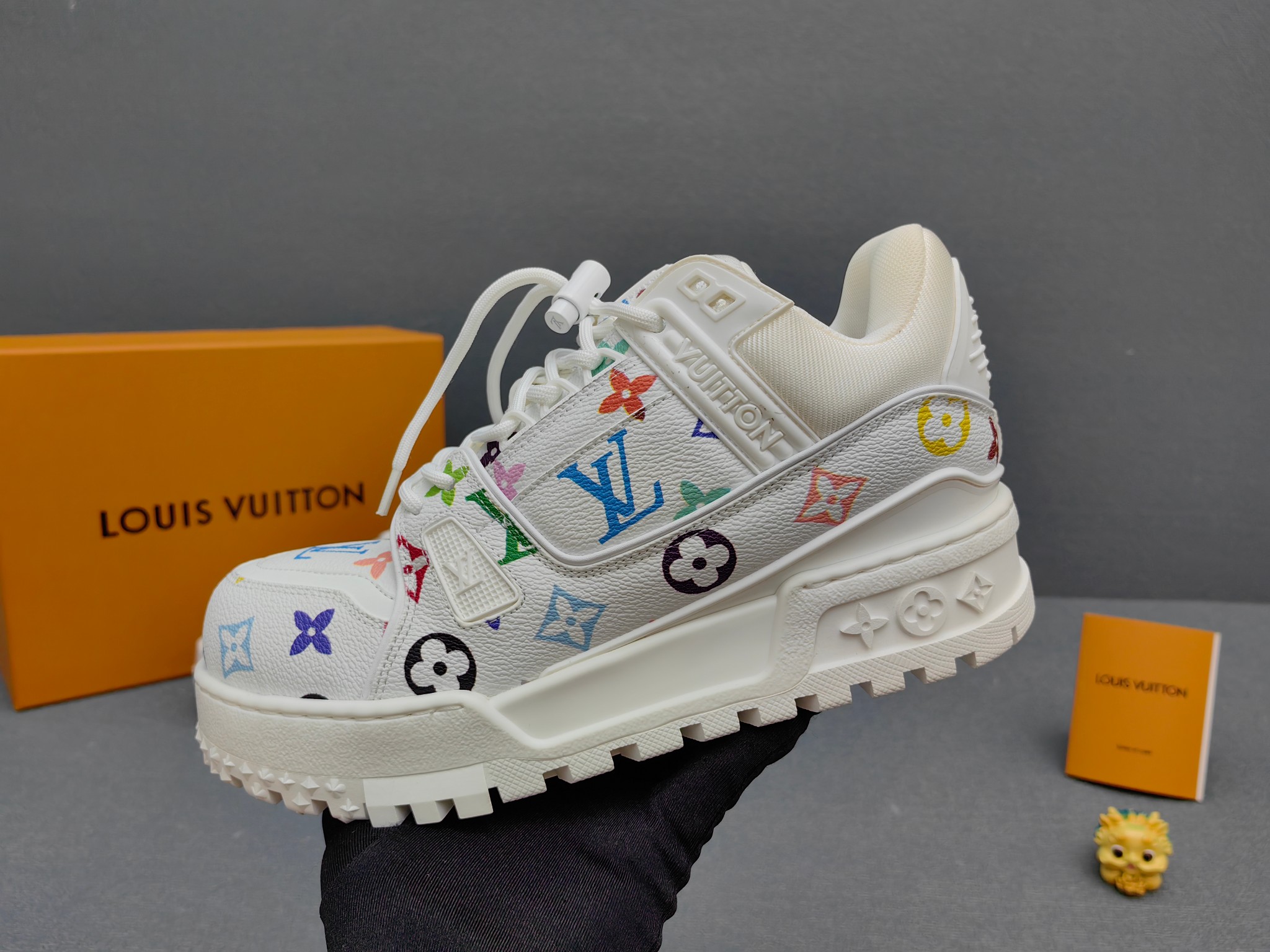 NO:277169,The top-quality ceiling selection of real-price OEM factory is top-quality, instantly sold out, freely compared and refined version Pure original Iv-Louis Vuitton trainer The latest original version of the catwalk is developed 1:1!! Very comfortable on the foot, fine upper is spliced ​​by Italian imported calfskin, with brand logo logo on the side, imported mesh mat foot pad ten breathable mesh inner lining, super comfortable foot feeling. Original special supply of original tpu combination sole. Packing technology Size: 35-46 (38-46 order) 0022,,louis vuitton,cowhide19860909实价顶级天花板精选代工厂原单品质顶级,秒杀全 场,随意对比精修对版 纯原Iv-路易-威登trainer 走秀最新款原版1:1开发!!上脚非常舒适做工精细鞋面由意大利进口小牛皮拼接,侧边饰有品牌logo标志,进口网布垫脚十透气网布内里,脚感超舒适.原厂特供原版tpu组合大底.套包工艺 尺码:35-46（38一46订）0022,,louis vuitton,cowhide,Men's shoes