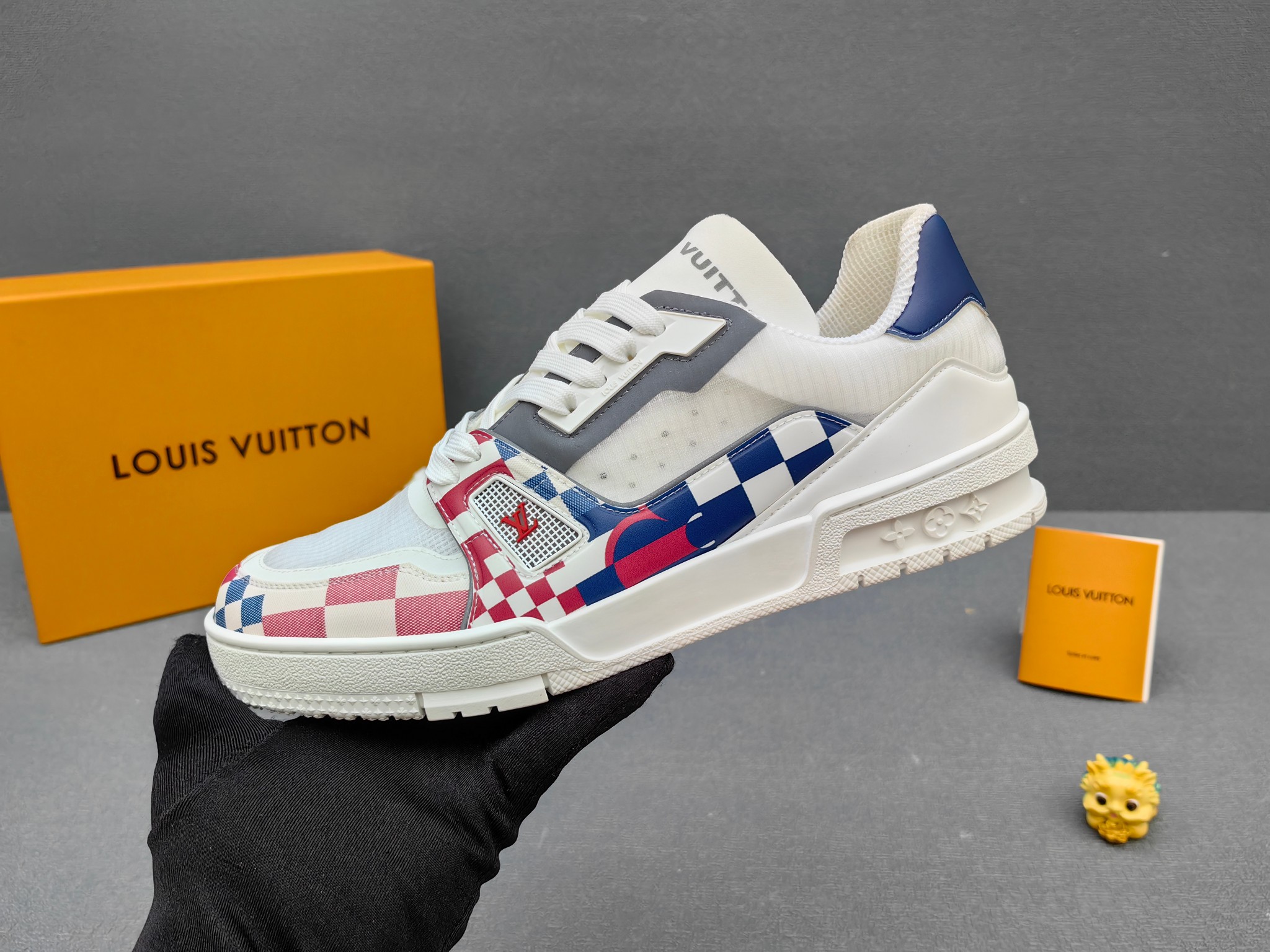 NO:355461,Real-price TARINE couple casual original purchase and development. This Trainer draws inspiration from the retro basket, and uses mixed technology material upper and side handwriting logo to highlight the eye-catching style. Rubber outsole upgraded grip distribution exquisite packaging Fabric: Original custom imported top layer cowhide inner lining: Original custom breathable net Outsole: Original open mold anti-slip TPU combination thick sole: 3CM ■Size: Women 35-40 Men 38-46, cowhide19860909实价TARINE 情侣款休闲 原版购入开发做货本款Trainer向复古篮汲取灵感,以混合科技材质鞋面和侧面手写体标识彰显瞩目风范.橡胶外底升级抓地力配送精美包装 面料: 原版定制进口头层牛皮内里:原版定制透气网里 大底:原版开模防滑TPU组合大底底厚:3CM ■Size:女35-40男38-46,,cowhide,Men's shoes