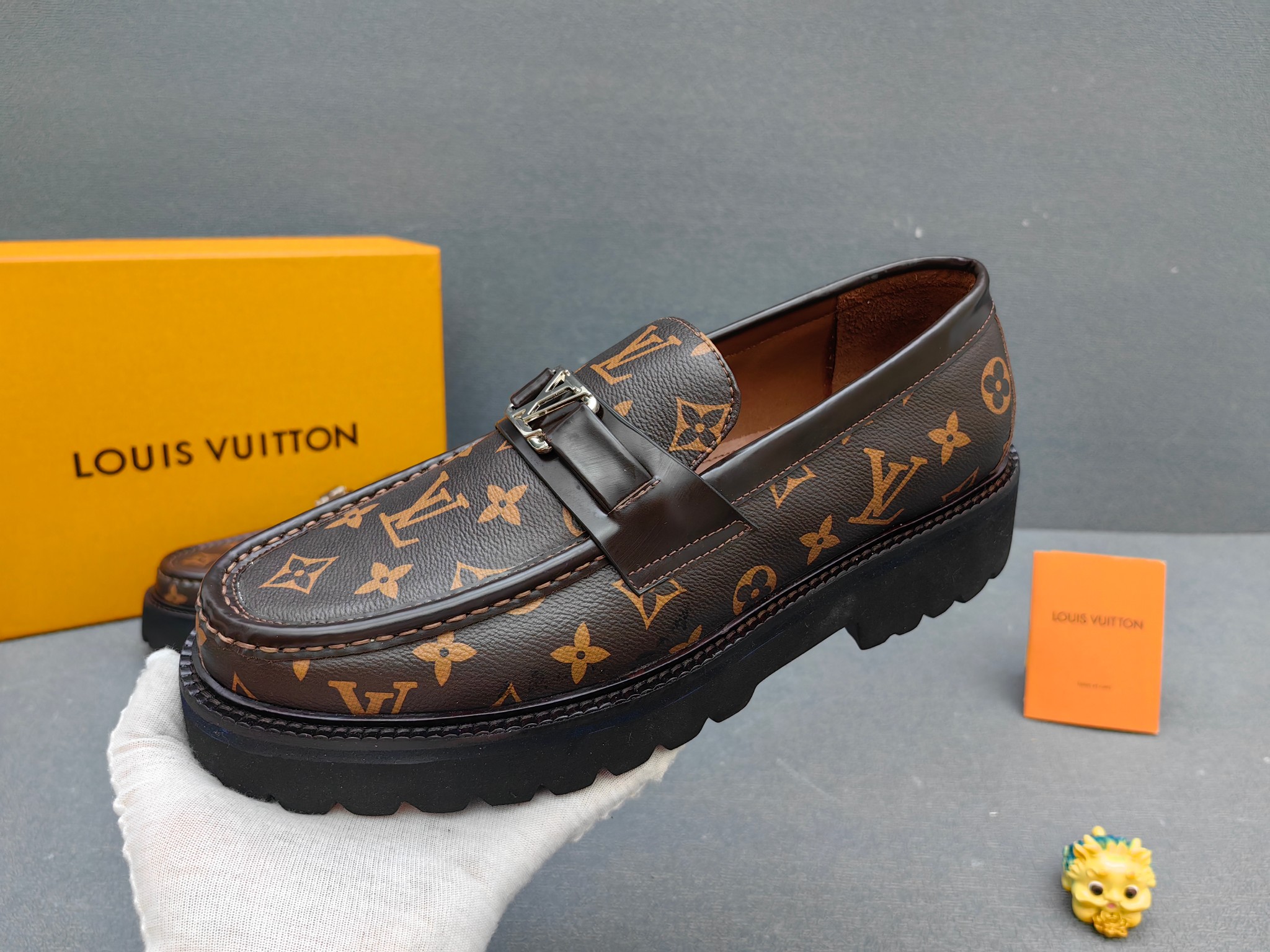 NO:555288,Real price Louis Vuitton slip-on leather shoes, top quality products made in Guangdong, ready for sale! This LV Glove  Loafers are made of selected soft cowhide, with a slightly wrinkled leather surface and a very high-end texture. Each pair is unique. The leather surface is light and soft, with a fine texture and good luster. It is a classic loafer style, with exquisite handmade mark stitching on the toe, and a square toe configuration to highlight the classic style. The horizontal band is hot-printed with LV three-dimensional letters, semi-solid handcrafts and genuine leather outsole, and the heel rubber patch creates wear resistance and comfort. One of the must-have loafers for men! Comes with a full set of original packaging!  Size: 38-39-40-41-42-43-44 (38, 45, 46 customized) standard leather shoe size, louis vuitton, louis   vuitton,loafers,cowhide,leather soles19860909实价路易威登一脚蹬皮鞋 莞产顶级精品,现货发售! 这款LV Glove 乐福鞋采用精选柔软牛皮制成,肌理感微皱皮面,很高级的纹理感,每一双都是独一无二的存在,皮面轻软柔糯,质感细腻光泽好,经典乐福鞋款式,鞋头精致手工马克缝线工艺,以方头构型彰显经典格调.横饰带烫印LV立体字母,半固体手工工艺和真皮大底,后跟橡胶贴片营造耐磨性能和舒适体验.男士必备乐福鞋之一!配全套原包装! 码数:38-39-40-41-42-43-44(38、45、46订做)标准皮鞋码,,louis vuitton,louis vuitton,loafers,cowhide,Leather soles,Men's shoes