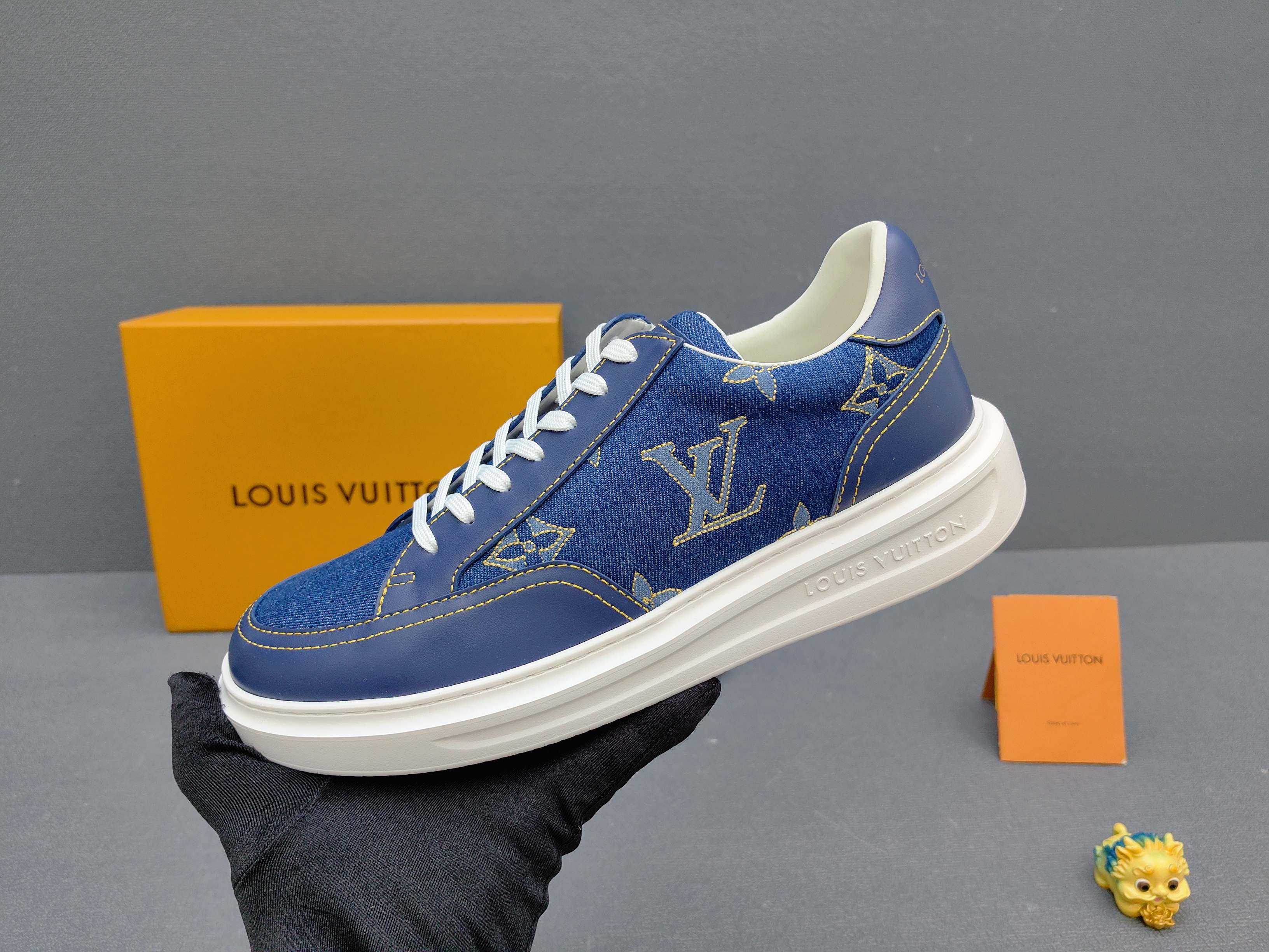 NO:620683,Real-price high version Lv version development. Currently, a high version in men's size is available with oil edge technology on the upper. Embroidery process materials are imported linen cloth with first layer cowhide lining. Sheepskin foot pads are wear-resistant, non-slip, lightweight and large and low. Full set of packaging. Men's size 38-44 (customized for 38-45), louis vuitton, cowhide, sheepskin19860909实价高版本Lv 对版开发 目前出男码高版本鞋面油边工艺 刺绣工艺材料进口麻料布配头层牛皮内里牛皮内里 羊皮垫脚大底耐磨防滑轻质大低全套包装 男码38-44 (38-45定制）,,louis vuitton,cowhide,sheepskin,Men's shoes