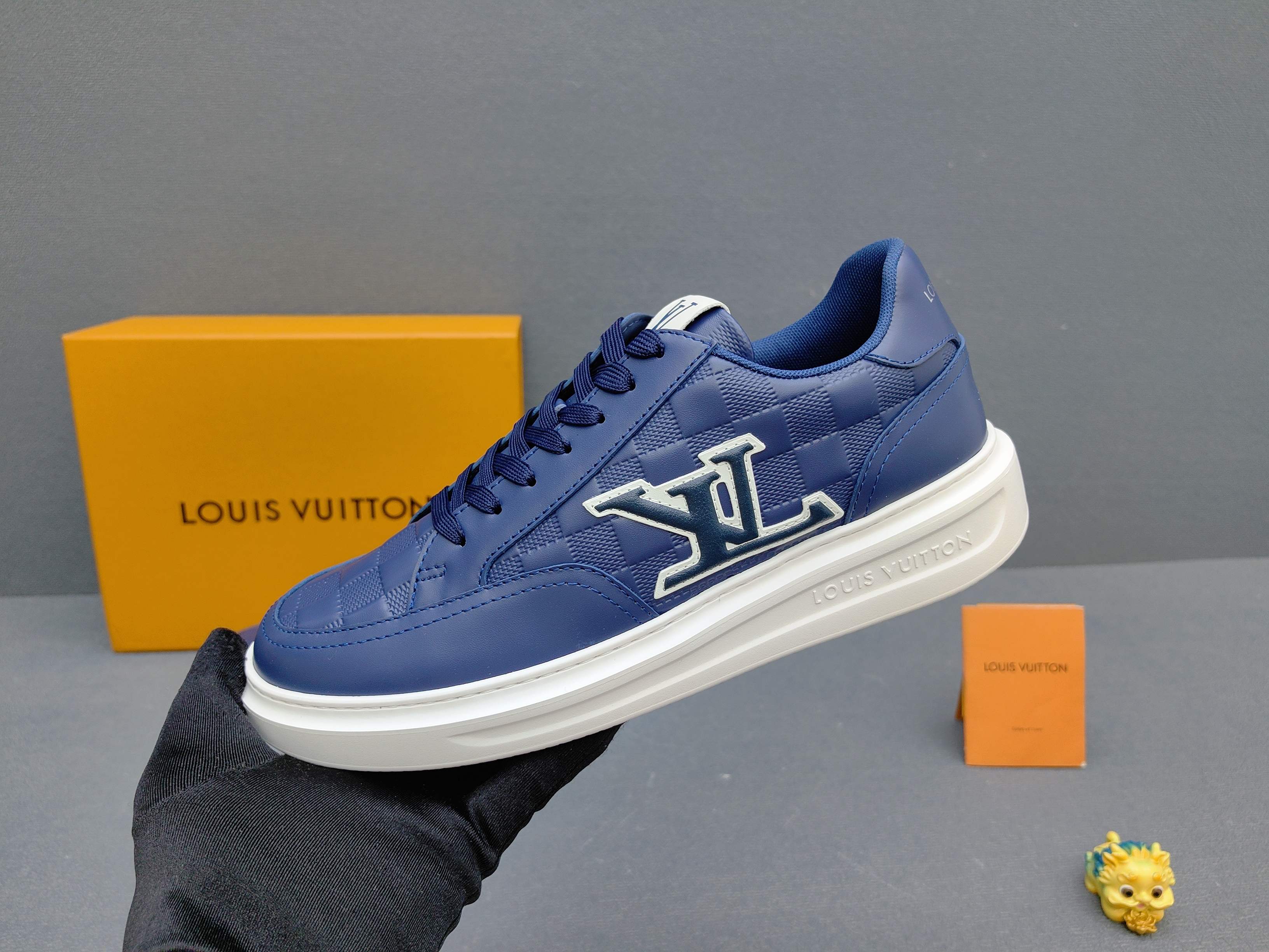 NO:620685,Real-price Dongguo factory version development, quality shipping, welcome to compare - LV series introduces the loose silhouette of the ready-to-wear series into the spring and summer shows. The cow leather upper is combined with rough fabric laces, and colorful beads highlight the brand's classics. LV letters are marked on the tongue, and Monogram flowers are on the outsole. Mixed materials are made of top-grain cowhide, thick shoelace design, and Monogram large print on the side  Mesh-lined cotton feet, the comfort is as extreme as ever, premium heritage, quality first, worth owning!  Men's size 38-45 (45 is custom-made and non-returnable),, louis vuitton, cowhide19860909实价莞货工厂版开发 品质出货 欢迎对比﹣-LV系列将成衣系列的宽松廓形引入春夏秀场瞩目亮相.牛皮革鞋面结合粗犷织物鞋带,以缤纷串珠点明品牌经典.LV字母标注鞋舌,Monogram花卉栖身外底.混合材质 采用头层牛皮制成,粗鞋带系带设计,侧面带Monogram 大印花 网布内里棉垫脚,舒适性一如既往的达到极致,精品传承,品质至上,值得拥有！码数男款38-45(45定做不退换）,,louis vuitton,cowhide,Men's shoes