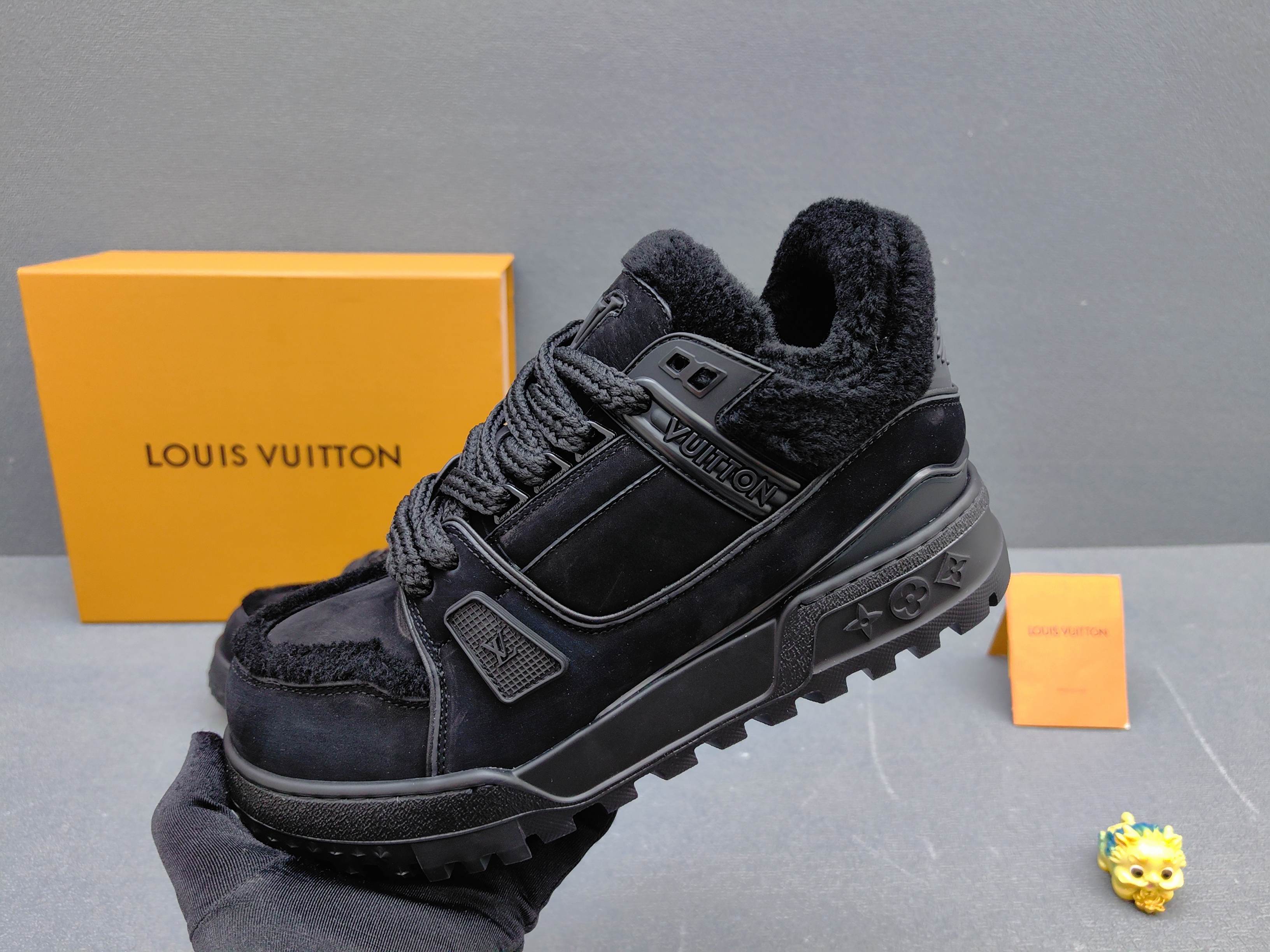 NO:620687,Real-price lv fat snow shoes. Purchased and developed the original version. Drawing creative expression from the retro basket, this model of Trainer is launched. The sheepskin body is embellished with rubber letters and Vuitton logos. The outsole blooms with Monogram flowers to form an integrated tone with the upper. Fabric: Original custom-made first-layer cowhide. Lining: Original custom-made breathable cotton lining. Outsole: T combination outsole, 1:1 matching package sole. Size: Male 39-45 (Order Male 46), Louis  vuitton,cowhide,sheepskin19860909实价lv胖了雪地鞋 原版购入开发,向复古篮汲取创意表达,推出本款 Trainer 羊皮革鞋身点缀橡胶字母和Vuitton 标识,外底绽放 Monogram 花卉,与鞋面构筑一体色调. 面料: 原版定制头层牛皮内里: 原版定制透气棉里 大底:T组合大底, 1:1配套包装底 Size: 男39-45(订男46),,louis vuitton,cowhide,sheepskin,Men's shoes