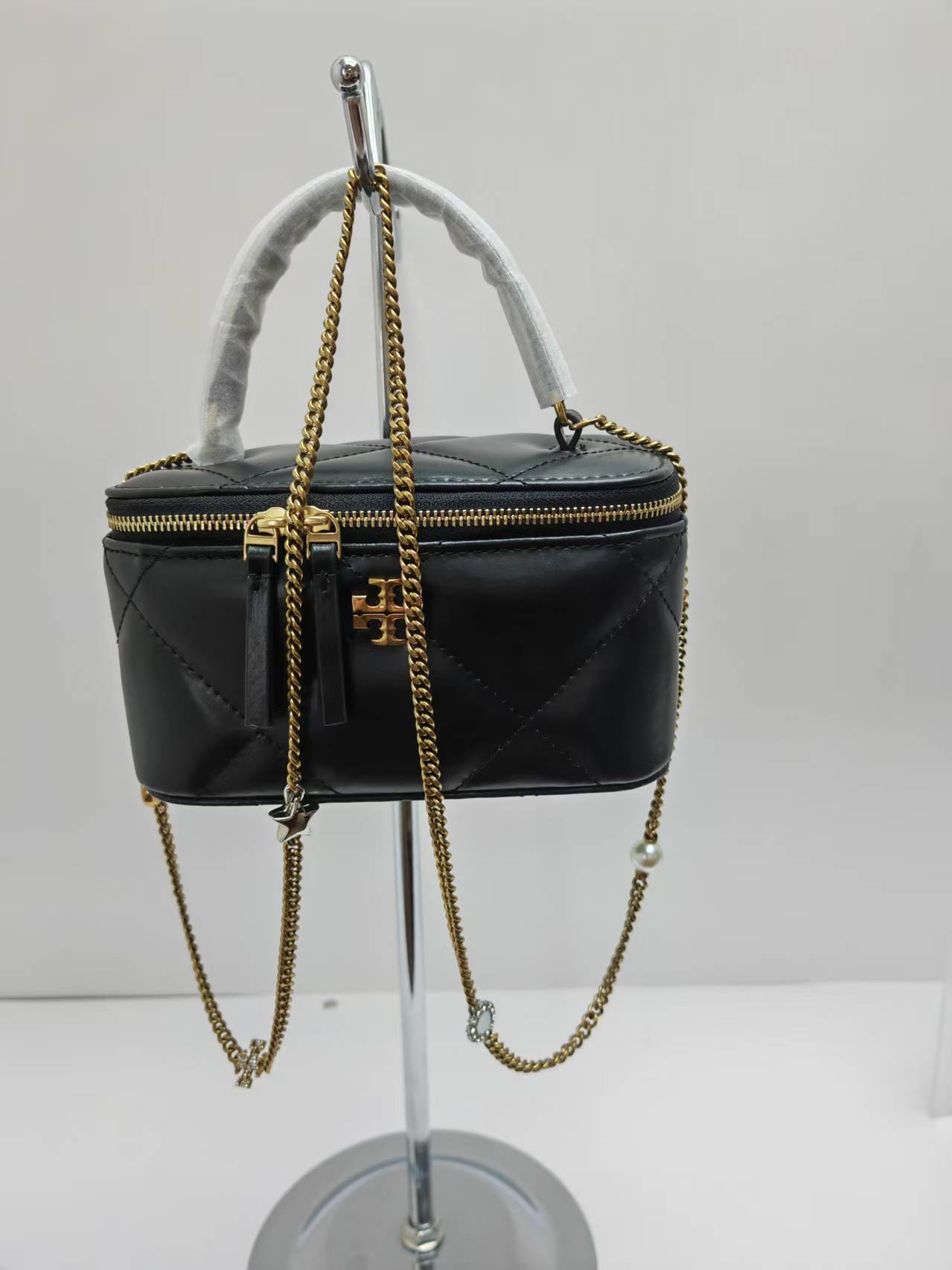 Tory Burch ～#162148迷你 Kira 菱格形绗缝 Vanity 斜挎包 材质柔软经久耐用