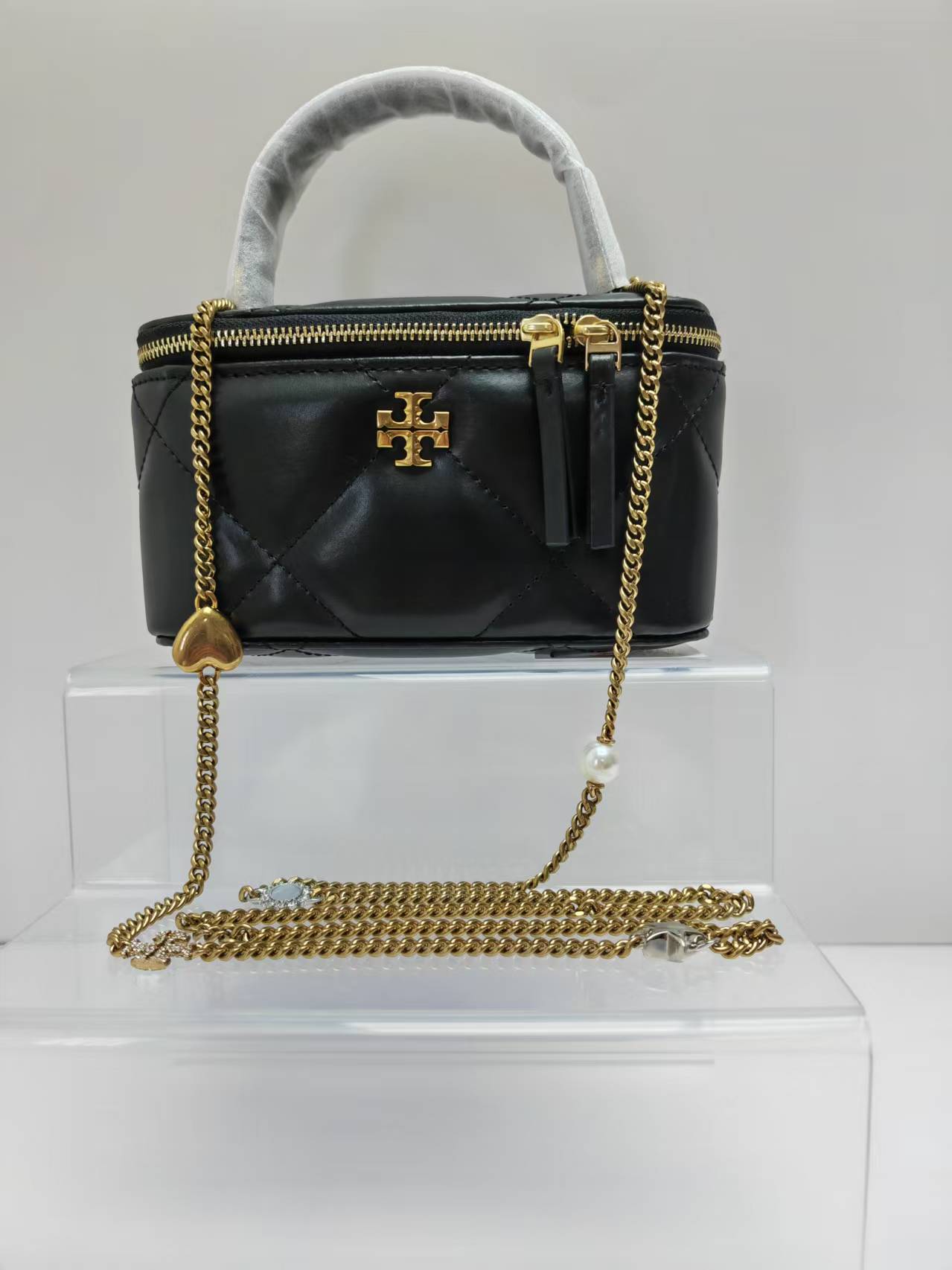 Tory Burch ～#162148迷你 Kira 菱格形绗缝 Vanity 斜挎包 材质柔软经久耐用