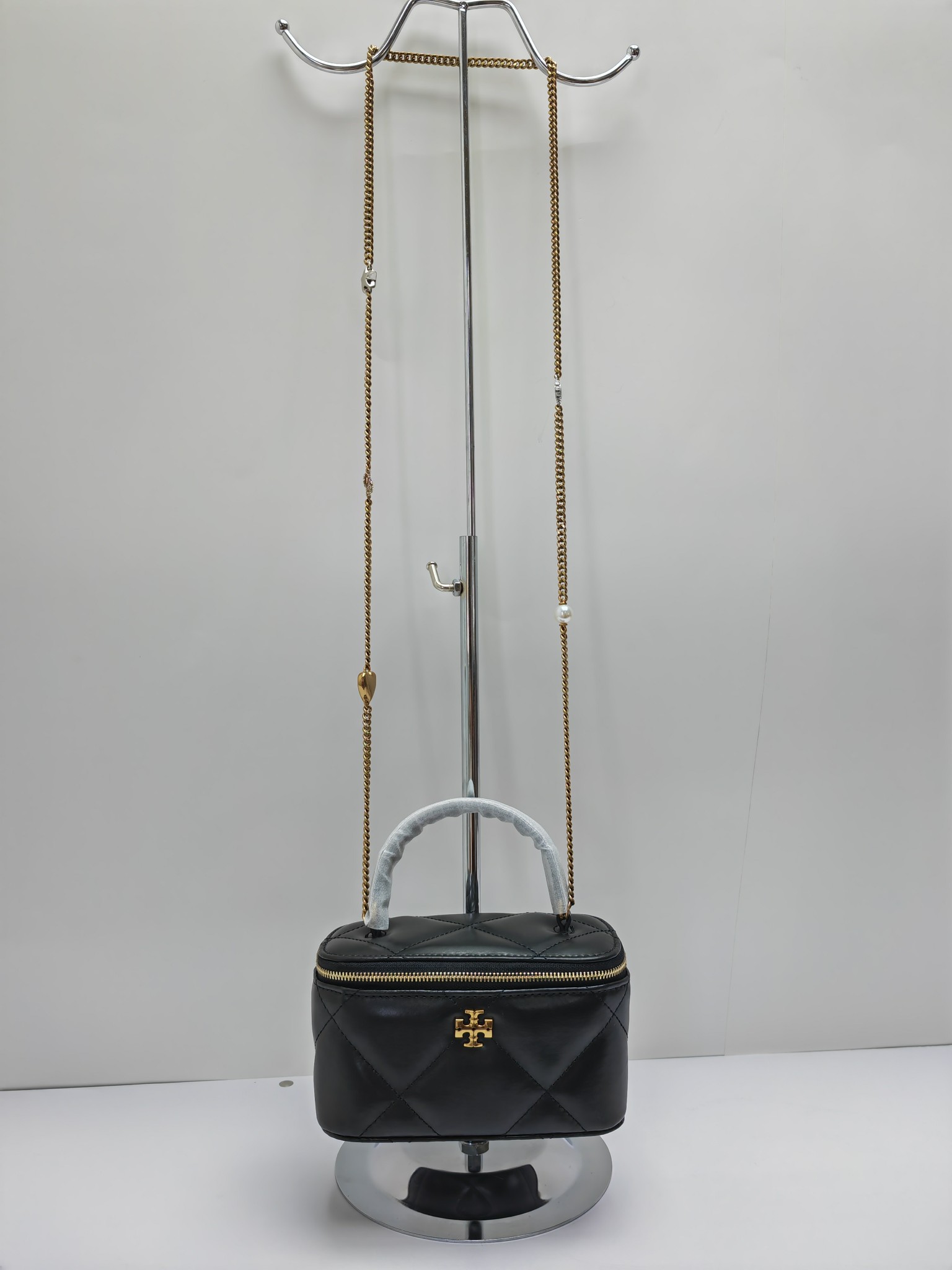 Tory Burch ～#162148迷你 Kira 菱格形绗缝 Vanity 斜挎包 材质柔软经久耐用