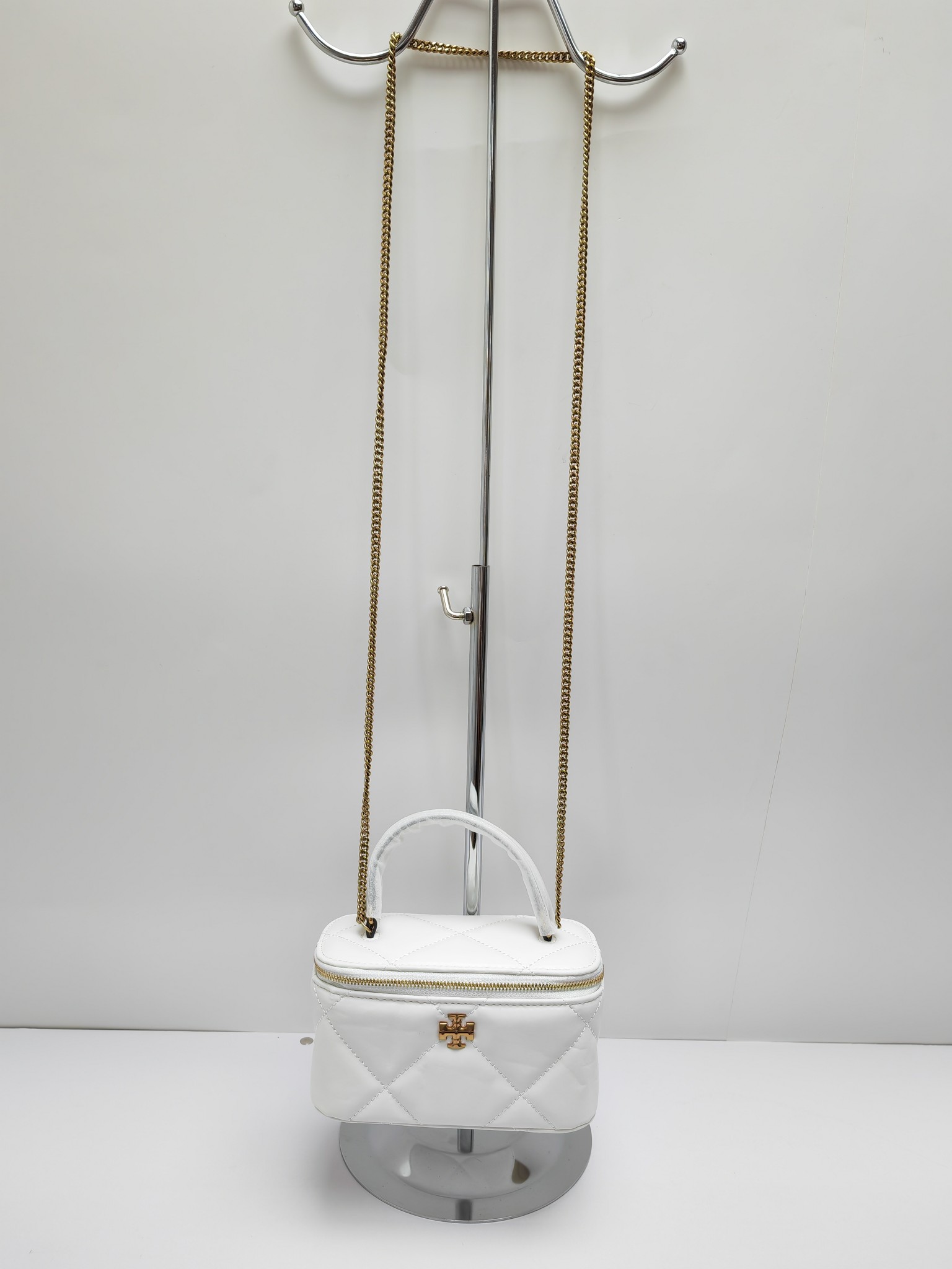 Tory Burch ～#162148迷你 Kira 菱格形绗缝 Vanity 斜挎包 材质柔软经久耐用