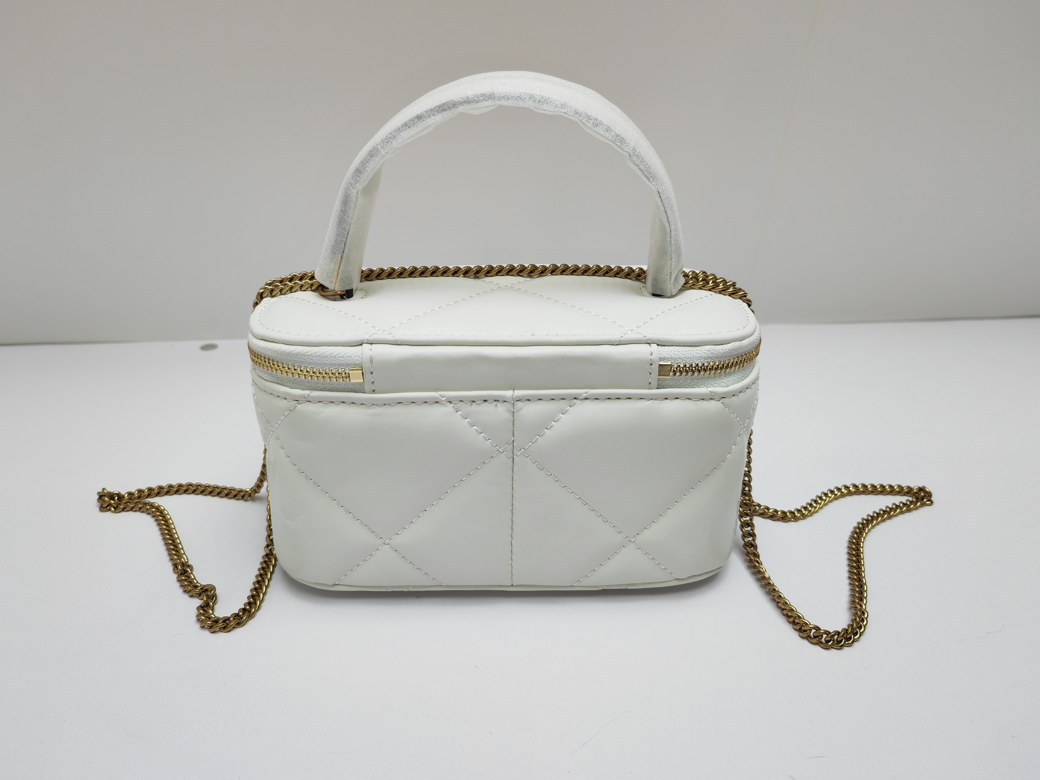 Tory Burch ～#162148迷你 Kira 菱格形绗缝 Vanity 斜挎包 材质柔软经久耐用