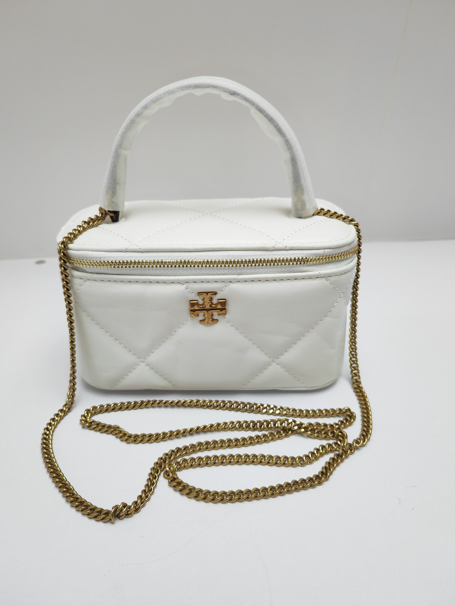 Tory Burch ～#162148迷你 Kira 菱格形绗缝 Vanity 斜挎包 材质柔软经久耐用