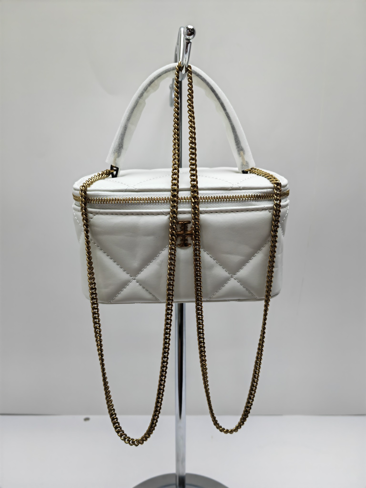 Tory Burch ～#162148迷你 Kira 菱格形绗缝 Vanity 斜挎包 材质柔软经久耐用