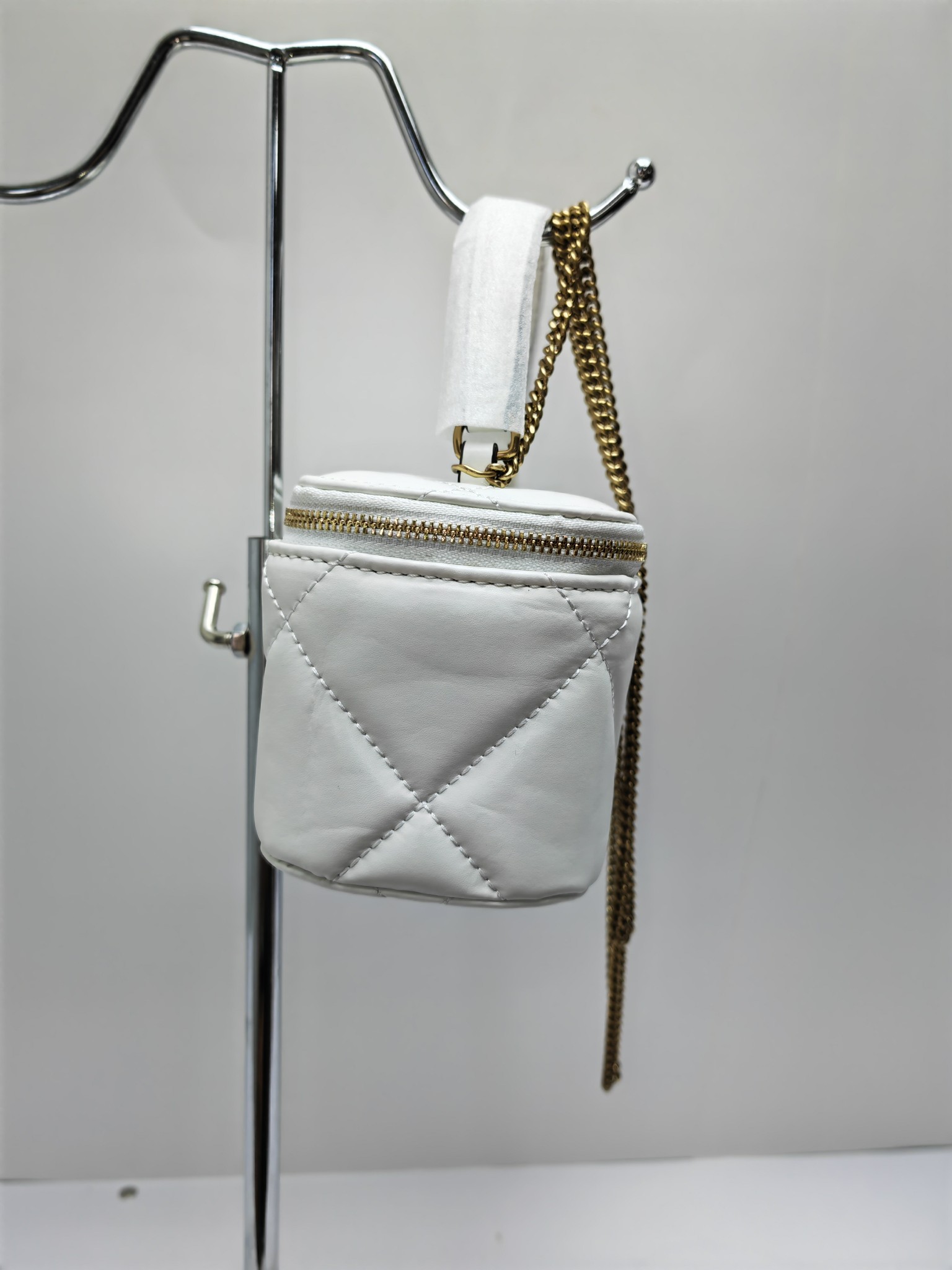 Tory Burch ～#162148迷你 Kira 菱格形绗缝 Vanity 斜挎包 材质柔软经久耐用