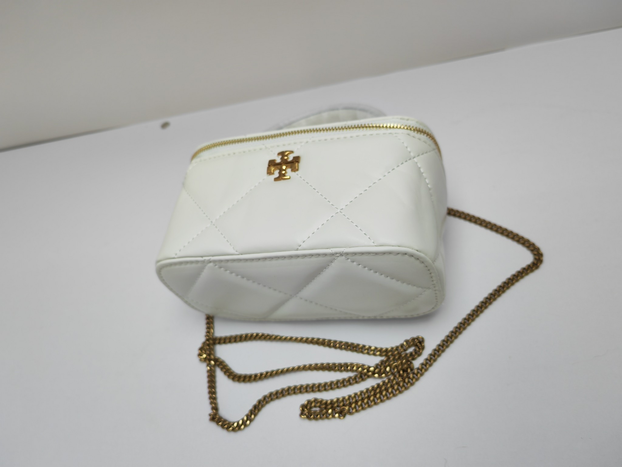 Tory Burch ～#162148迷你 Kira 菱格形绗缝 Vanity 斜挎包 材质柔软经久耐用