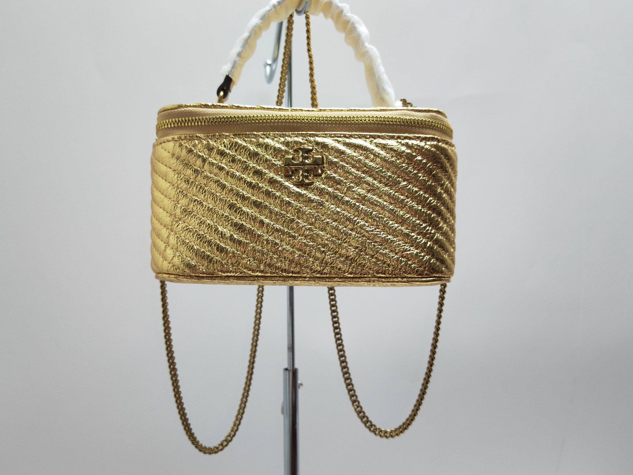 Tory Burch ～#162149迷你金色 Kira 菱格形绗缝 Vanity 斜挎包 材质柔软经久耐用