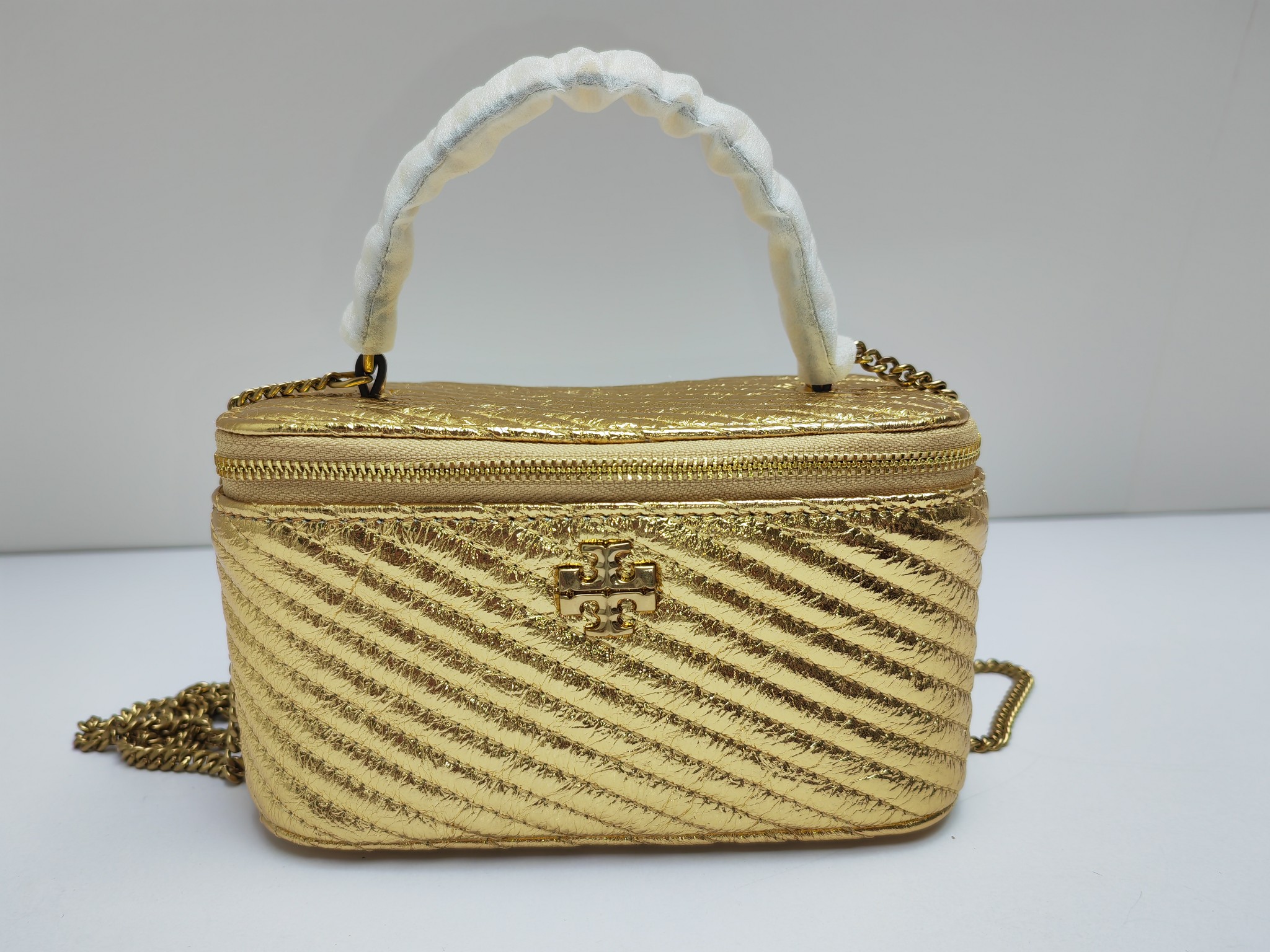 Tory Burch ～#162149迷你金色 Kira 菱格形绗缝 Vanity 斜挎包 材质柔软经久耐用