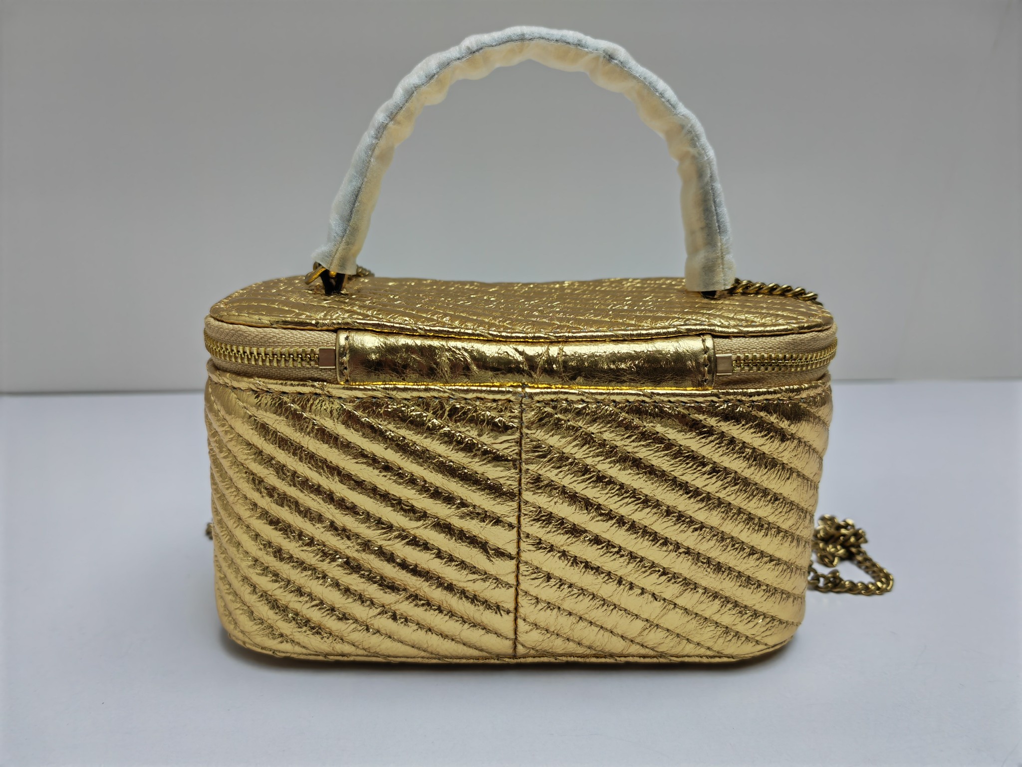 Tory Burch ～#162149迷你金色 Kira 菱格形绗缝 Vanity 斜挎包 材质柔软经久耐用