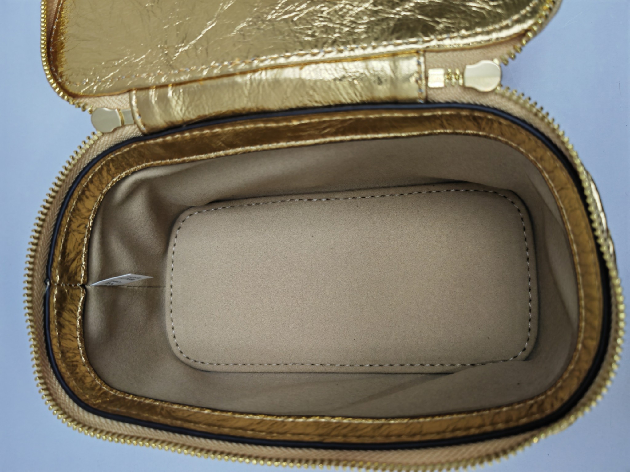 Tory Burch ～#162149迷你金色 Kira 菱格形绗缝 Vanity 斜挎包 材质柔软经久耐用