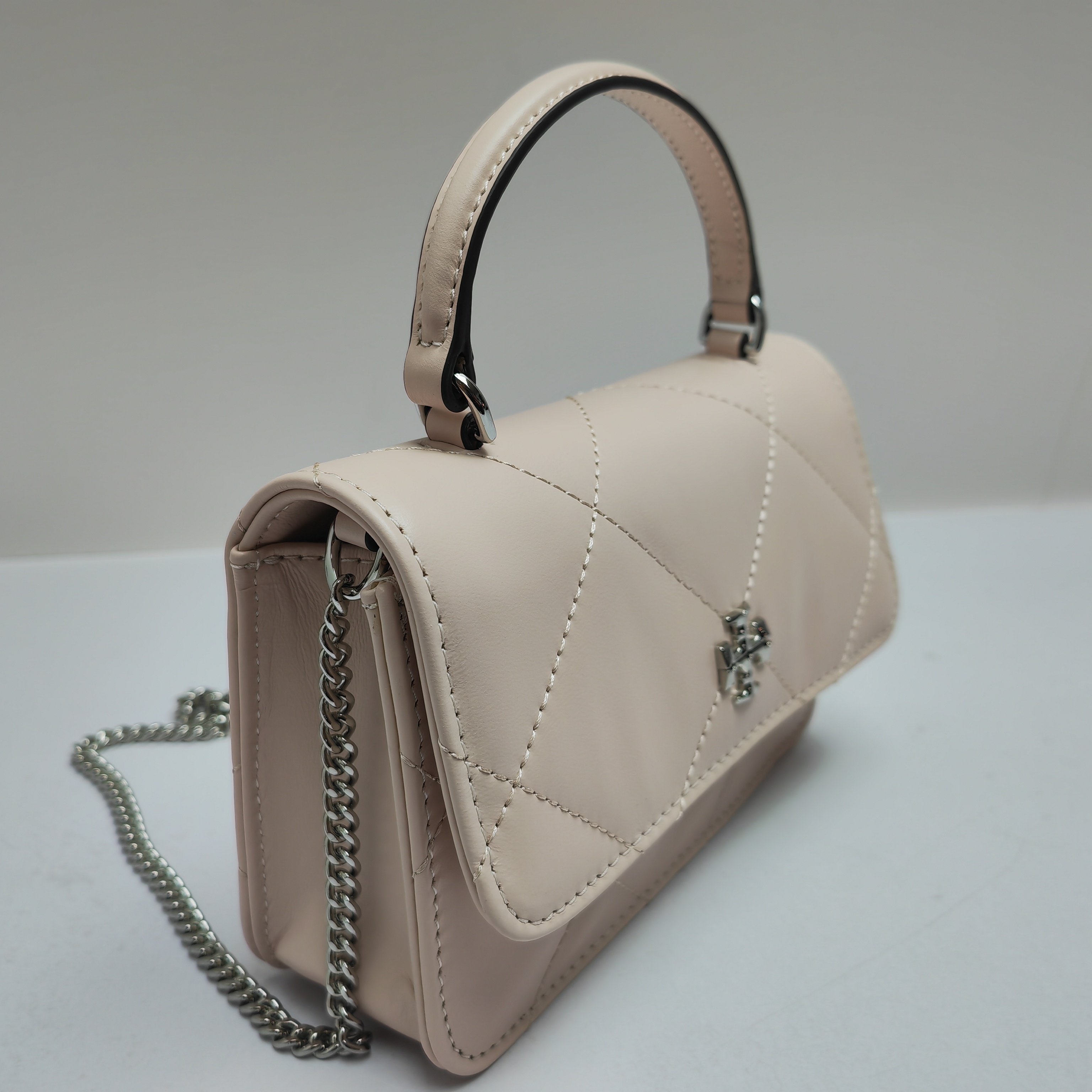 Tory Burch ～158326 粉色 Kira 菱格纹迷你手提链条钱夹 头层皮质 纵延菱格纹理 蓬松如云