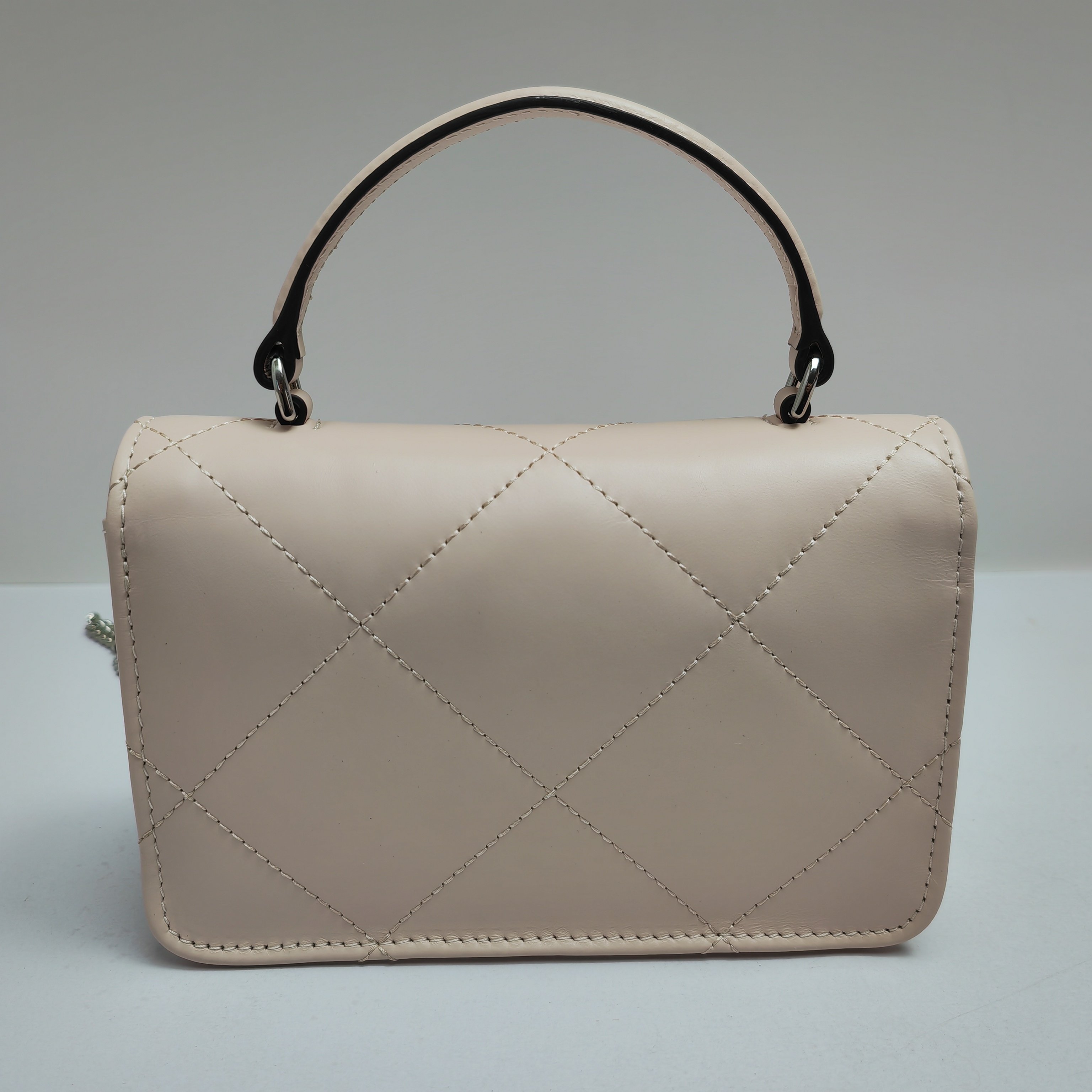 Tory Burch ～158326 粉色 Kira 菱格纹迷你手提链条钱夹 头层皮质 纵延菱格纹理 蓬松如云