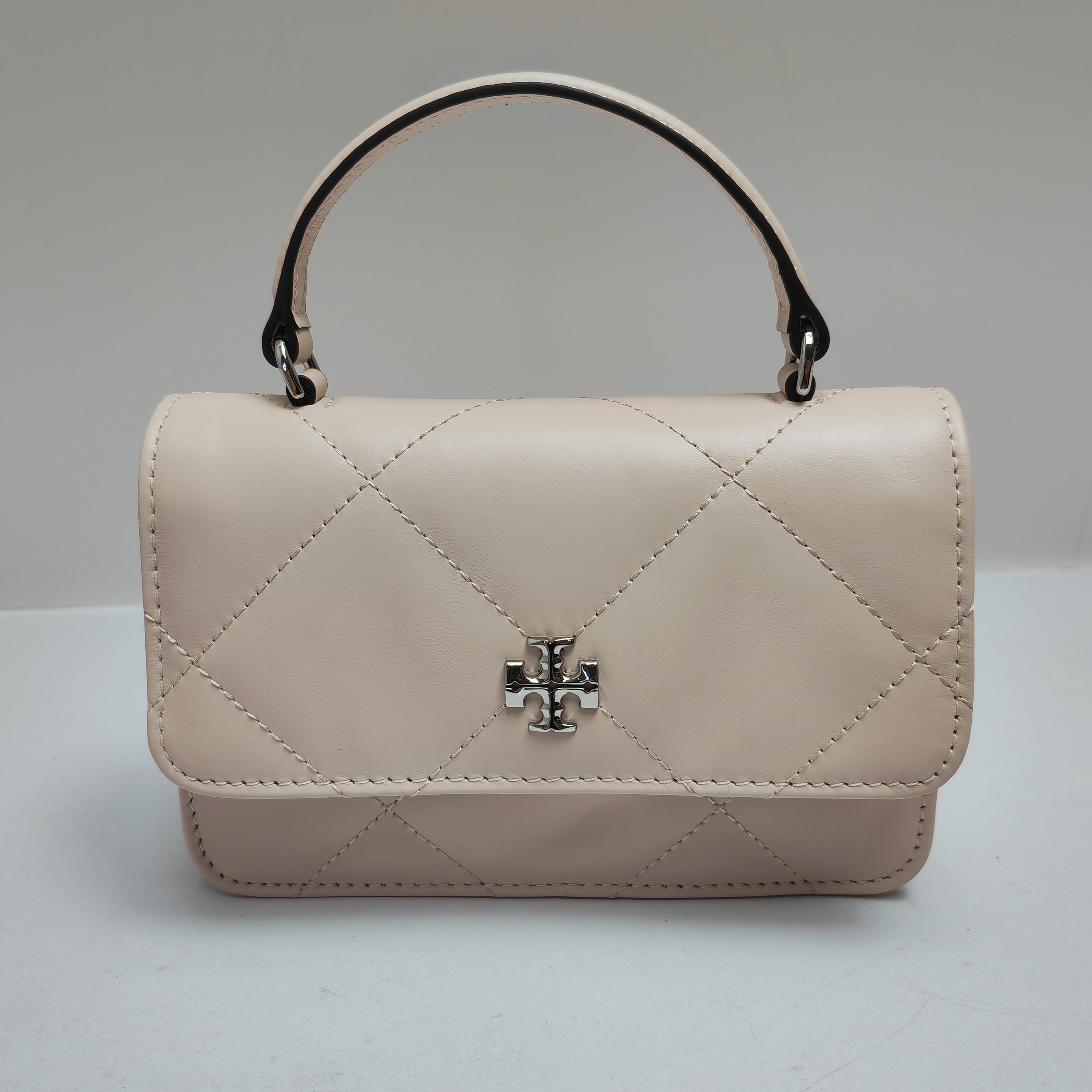 Tory Burch ～158326 粉色 Kira 菱格纹迷你手提链条钱夹 头层皮质 纵延菱格纹理 蓬松如云