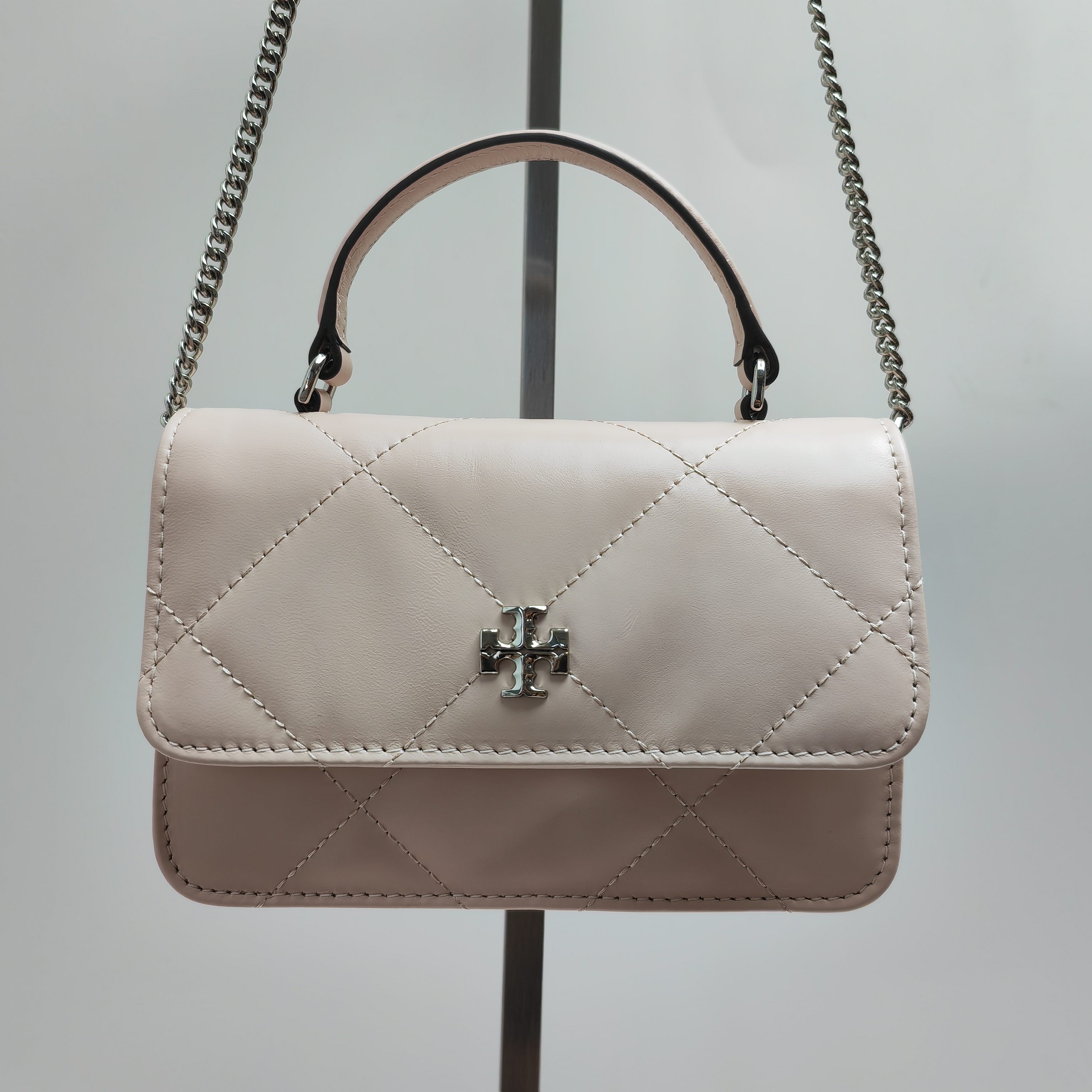 Tory Burch ～158326 粉色 Kira 菱格纹迷你手提链条钱夹 头层皮质 纵延菱格纹理 蓬松如云