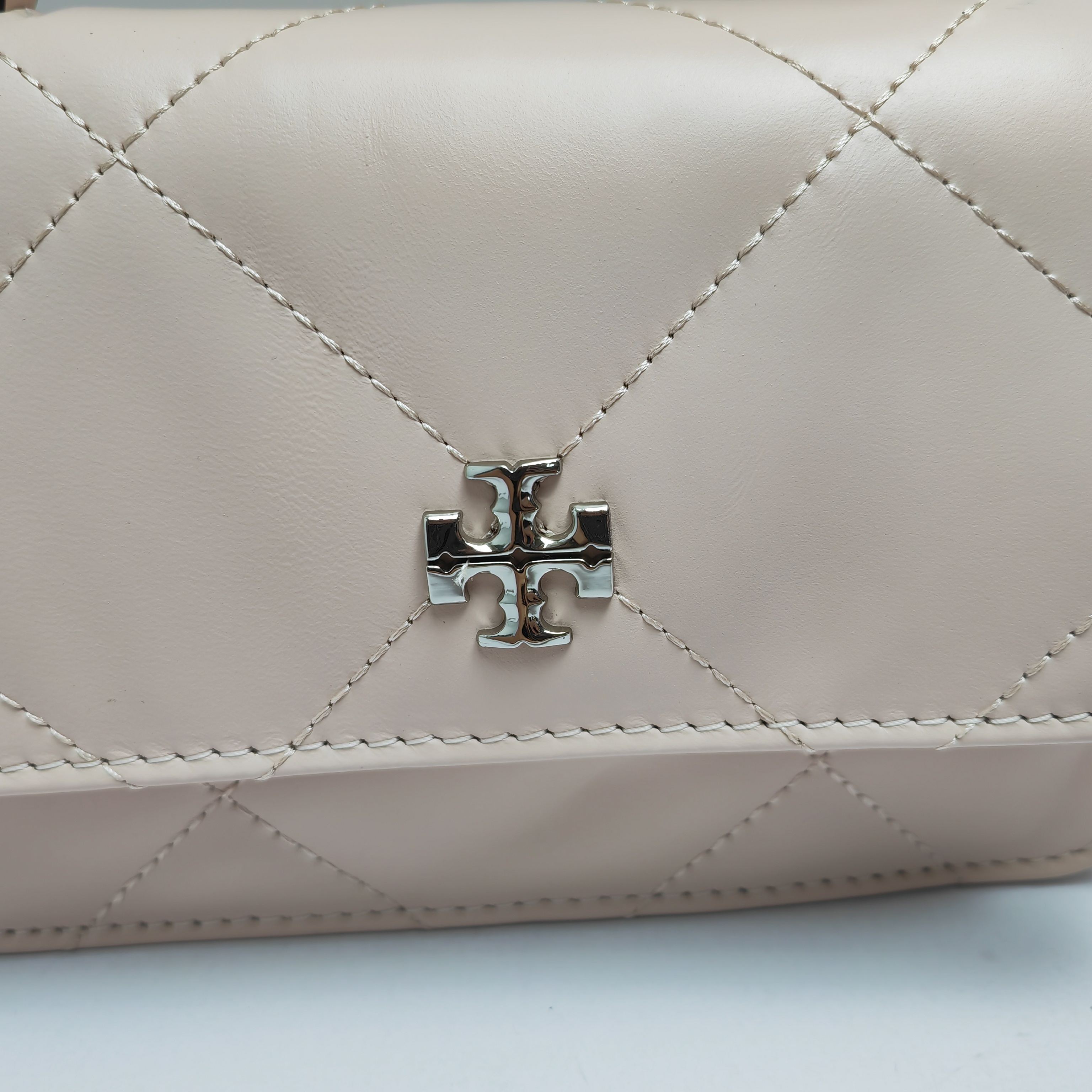 Tory Burch ～158326 粉色 Kira 菱格纹迷你手提链条钱夹 头层皮质 纵延菱格纹理 蓬松如云