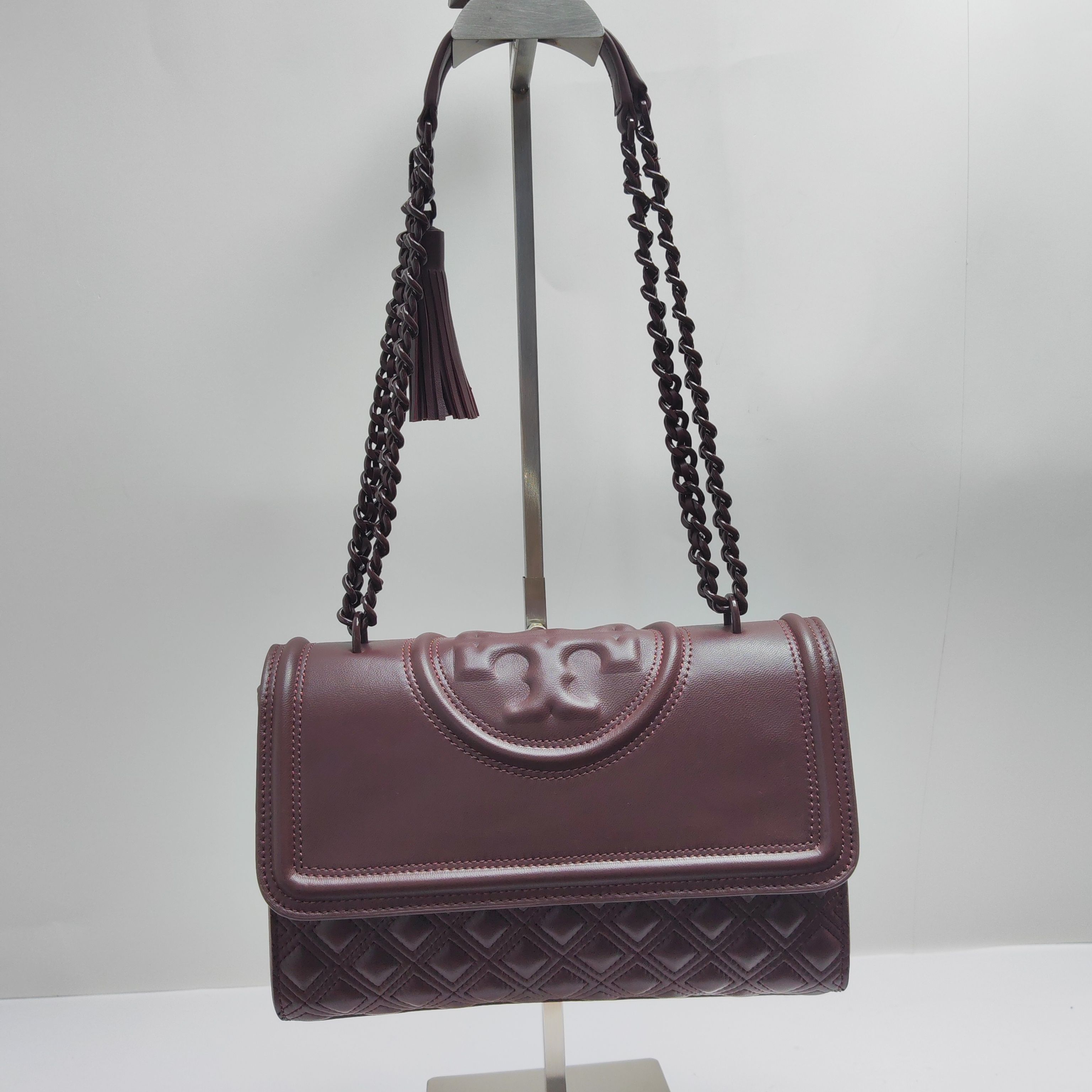 Tory Burch ～TB羊皮车格款7新版 官网再度来袭，新版改进了侧面锁线让空间更加宽敞与便捷，扣合方式采用今年流行的镏金logo扣子