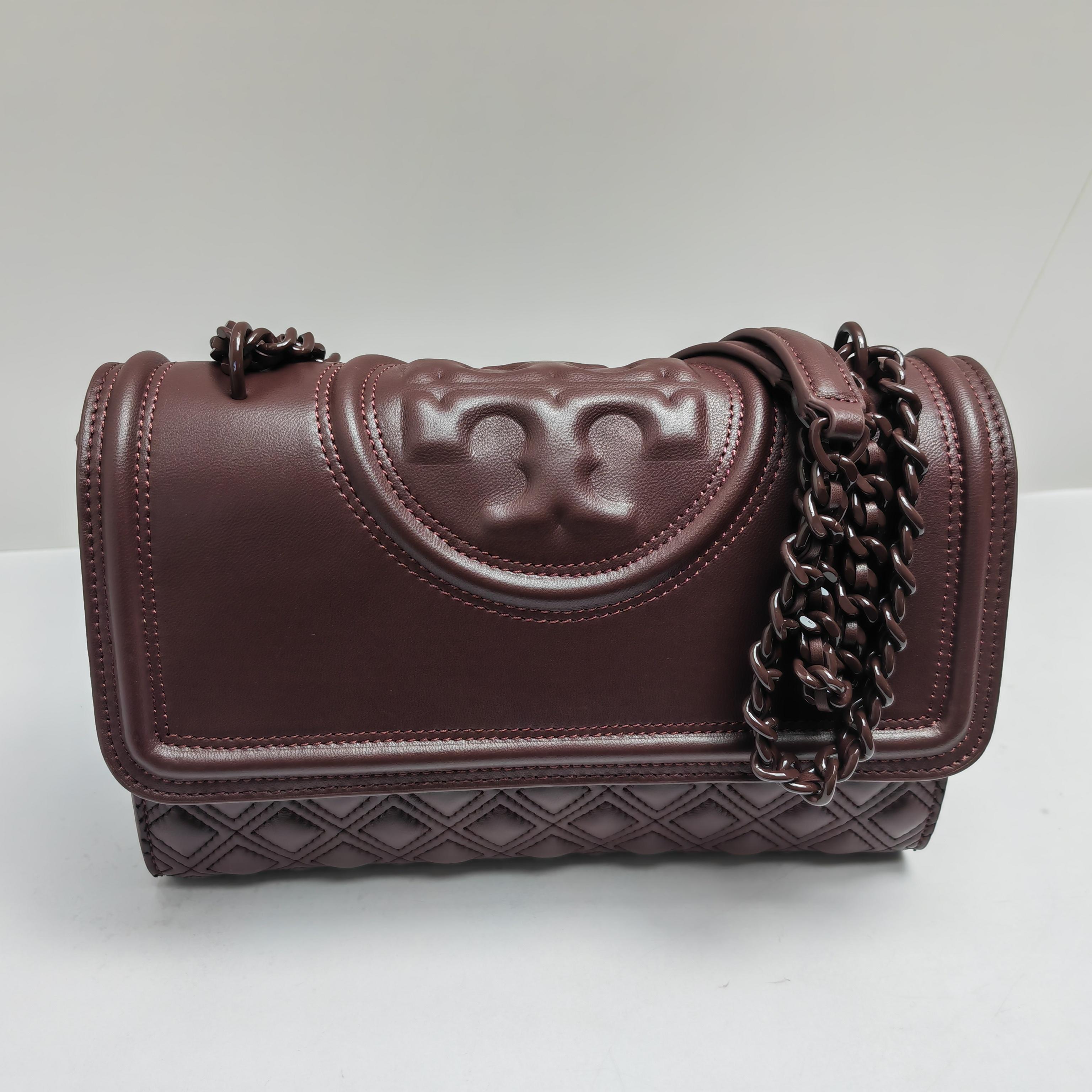 Tory Burch ～TB羊皮车格款7新版 官网再度来袭，新版改进了侧面锁线让空间更加宽敞与便捷，扣合方式采用今年流行的镏金logo扣子