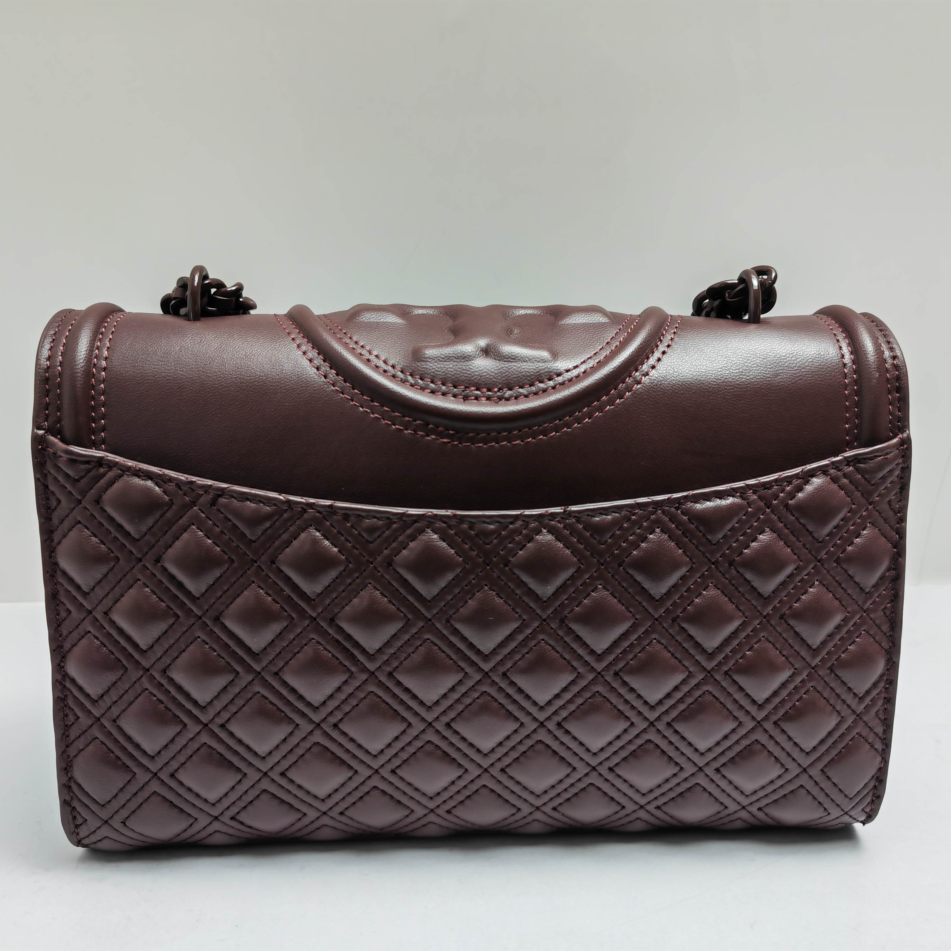 Tory Burch ～TB羊皮车格款7新版 官网再度来袭，新版改进了侧面锁线让空间更加宽敞与便捷，扣合方式采用今年流行的镏金logo扣子
