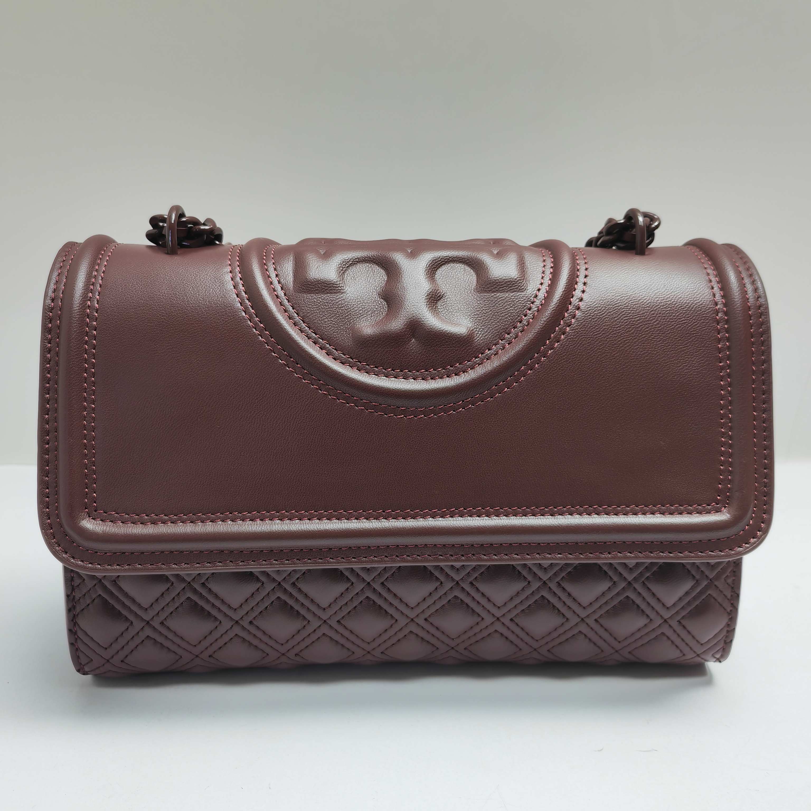 Tory Burch ～TB羊皮车格款7新版 官网再度来袭，新版改进了侧面锁线让空间更加宽敞与便捷，扣合方式采用今年流行的镏金logo扣子