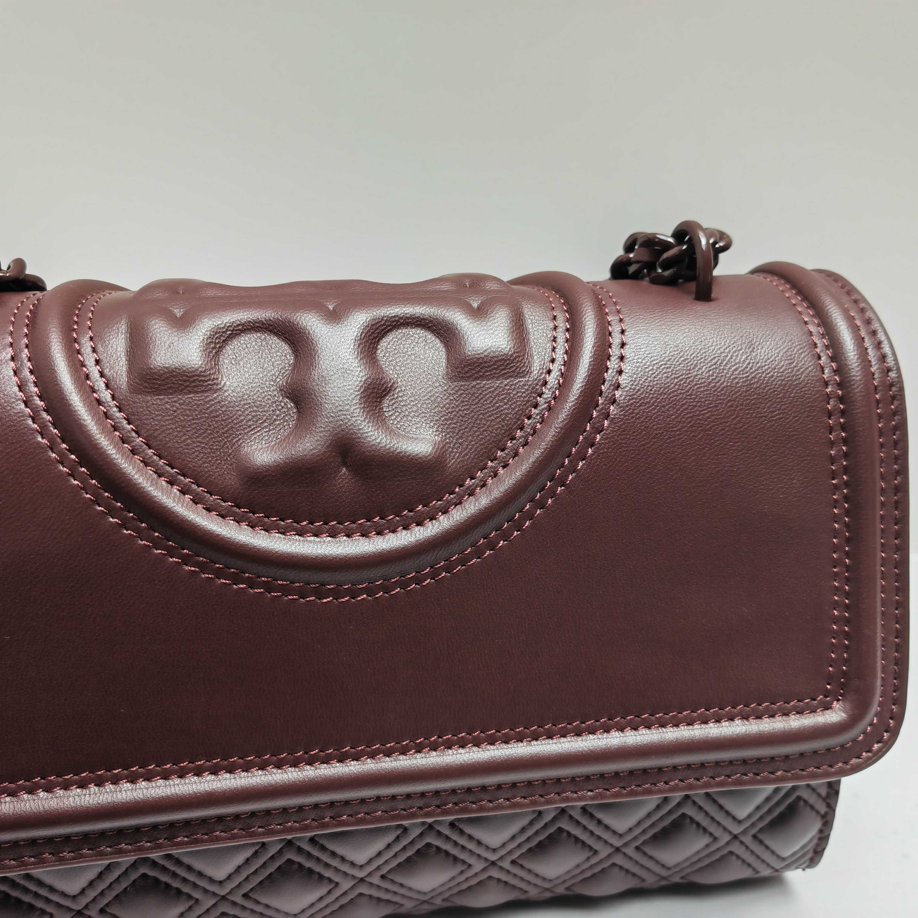 Tory Burch ～TB羊皮车格款7新版 官网再度来袭，新版改进了侧面锁线让空间更加宽敞与便捷，扣合方式采用今年流行的镏金logo扣子