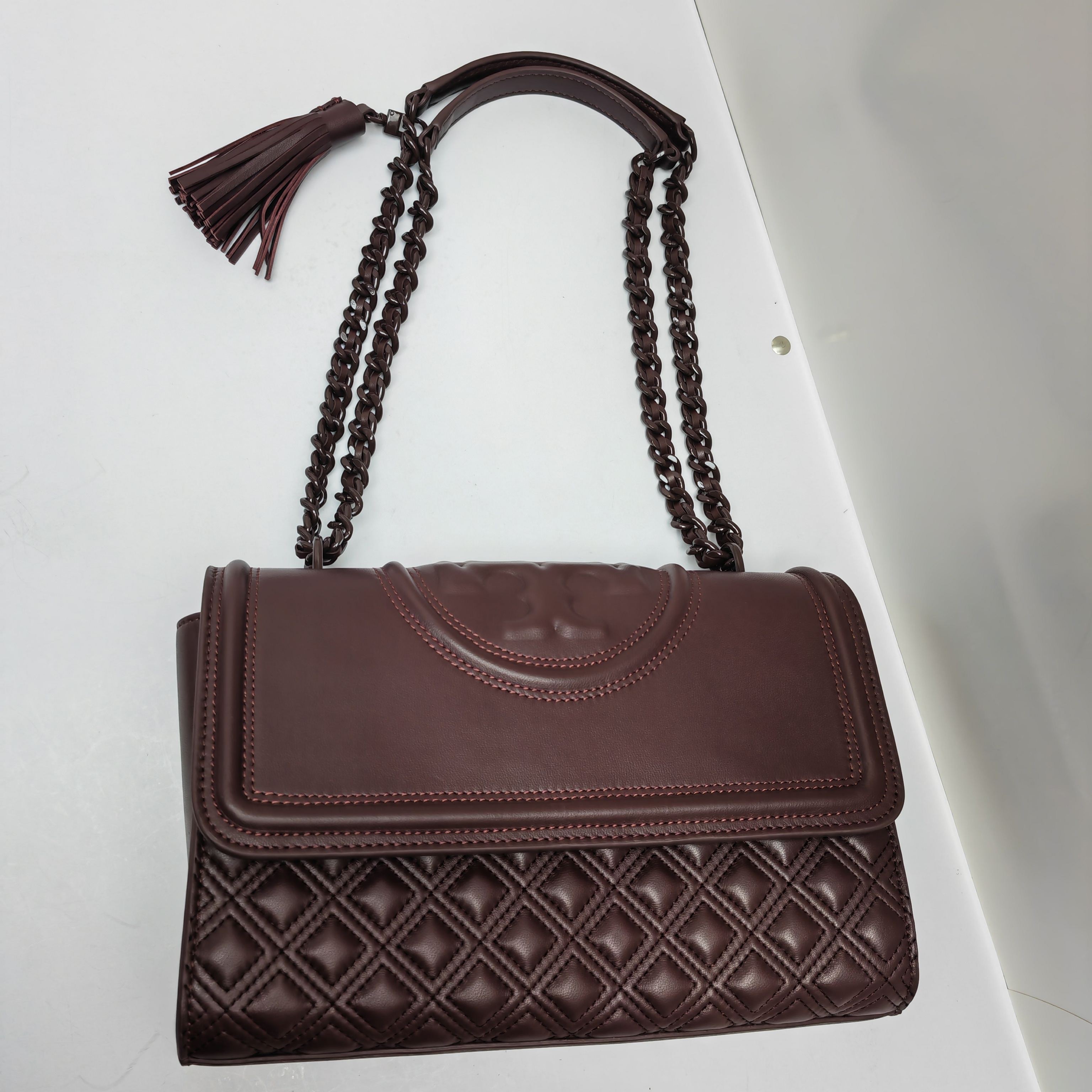 Tory Burch ～TB羊皮车格款7新版 官网再度来袭，新版改进了侧面锁线让空间更加宽敞与便捷，扣合方式采用今年流行的镏金logo扣子