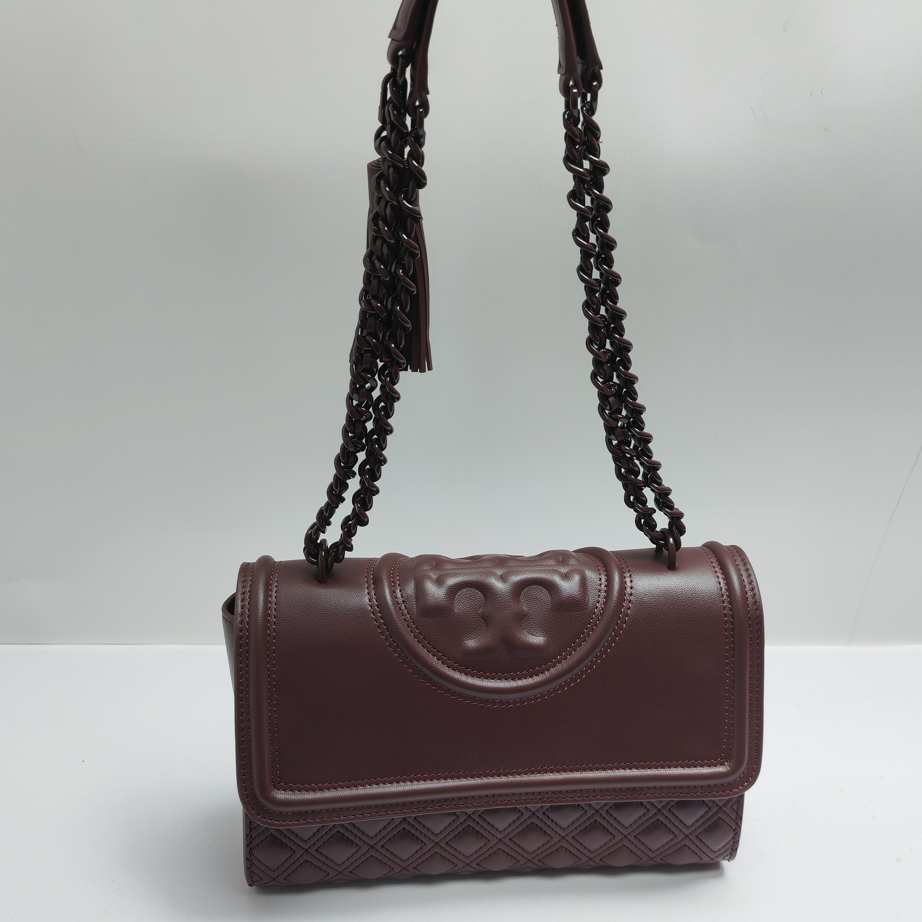 Tory Burch ～TB羊皮车格款7新版 官网再度来袭，新版改进了侧面锁线让空间更加宽敞与便捷，扣合方式采用今年流行的镏金logo扣子