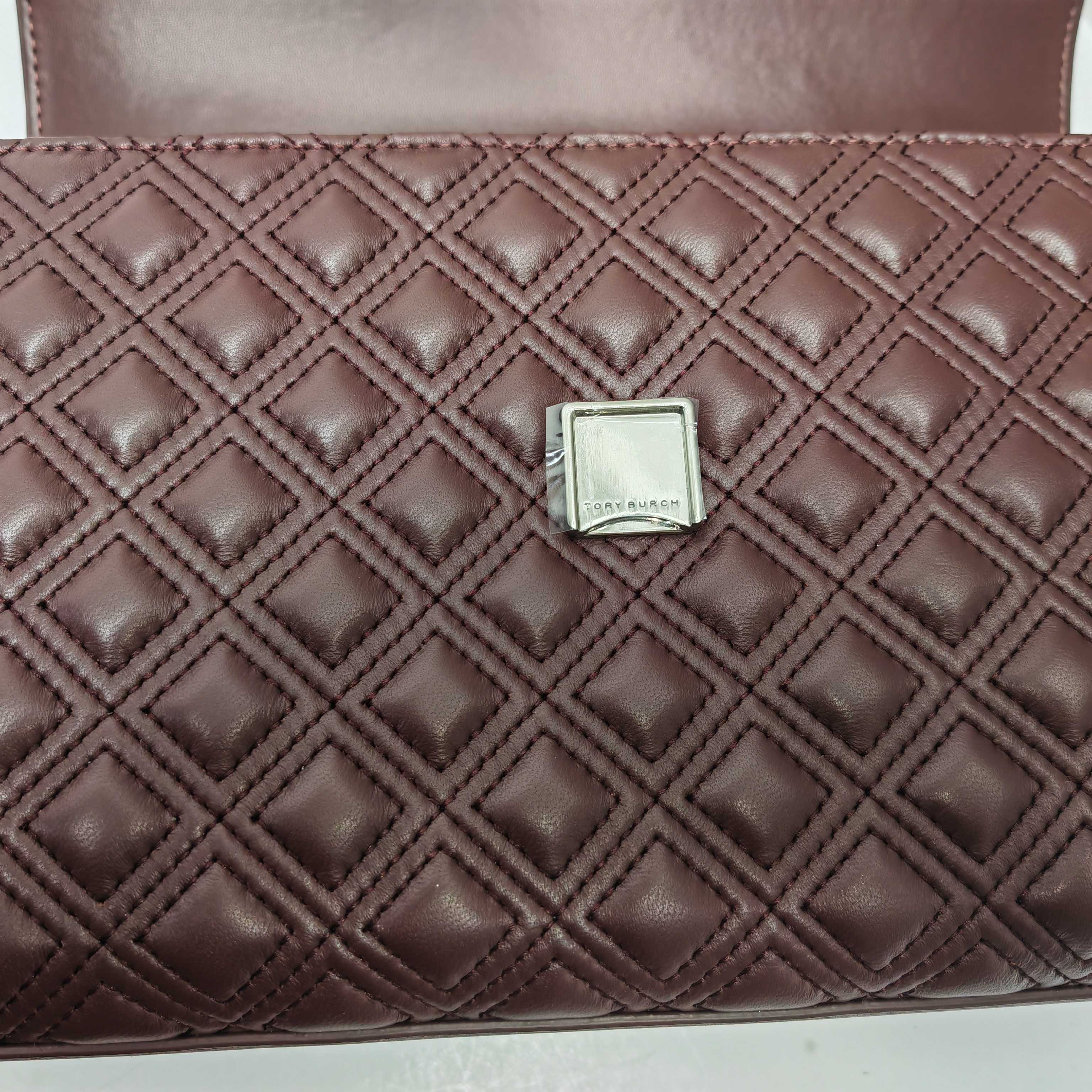 Tory Burch ～TB羊皮车格款7新版 官网再度来袭，新版改进了侧面锁线让空间更加宽敞与便捷，扣合方式采用今年流行的镏金logo扣子