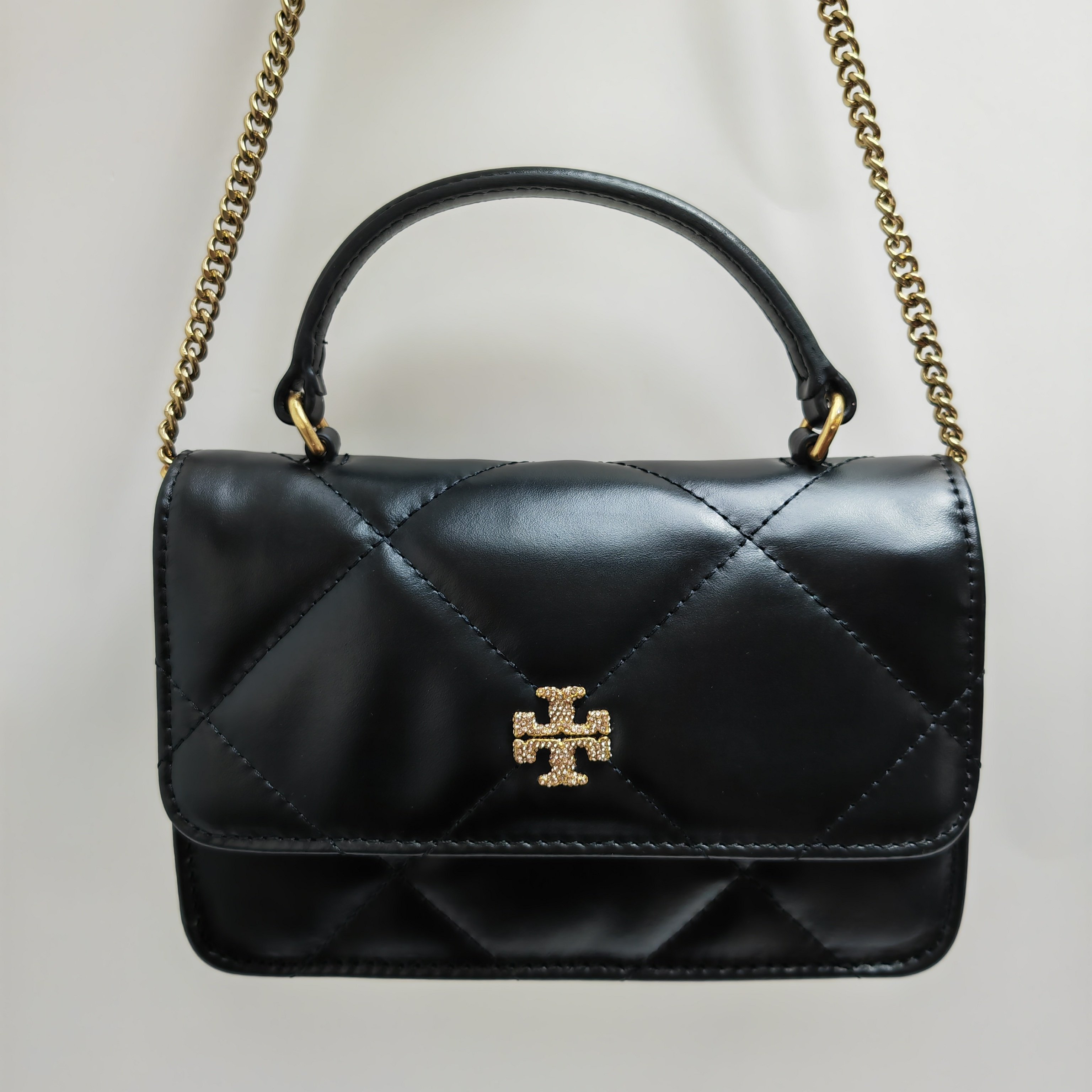 Tory Burch ～ 黑色 Kira 菱格纹迷你手提链条钱夹 头层皮质 纵延菱格纹理 蓬松如云 勾勒多元廓形