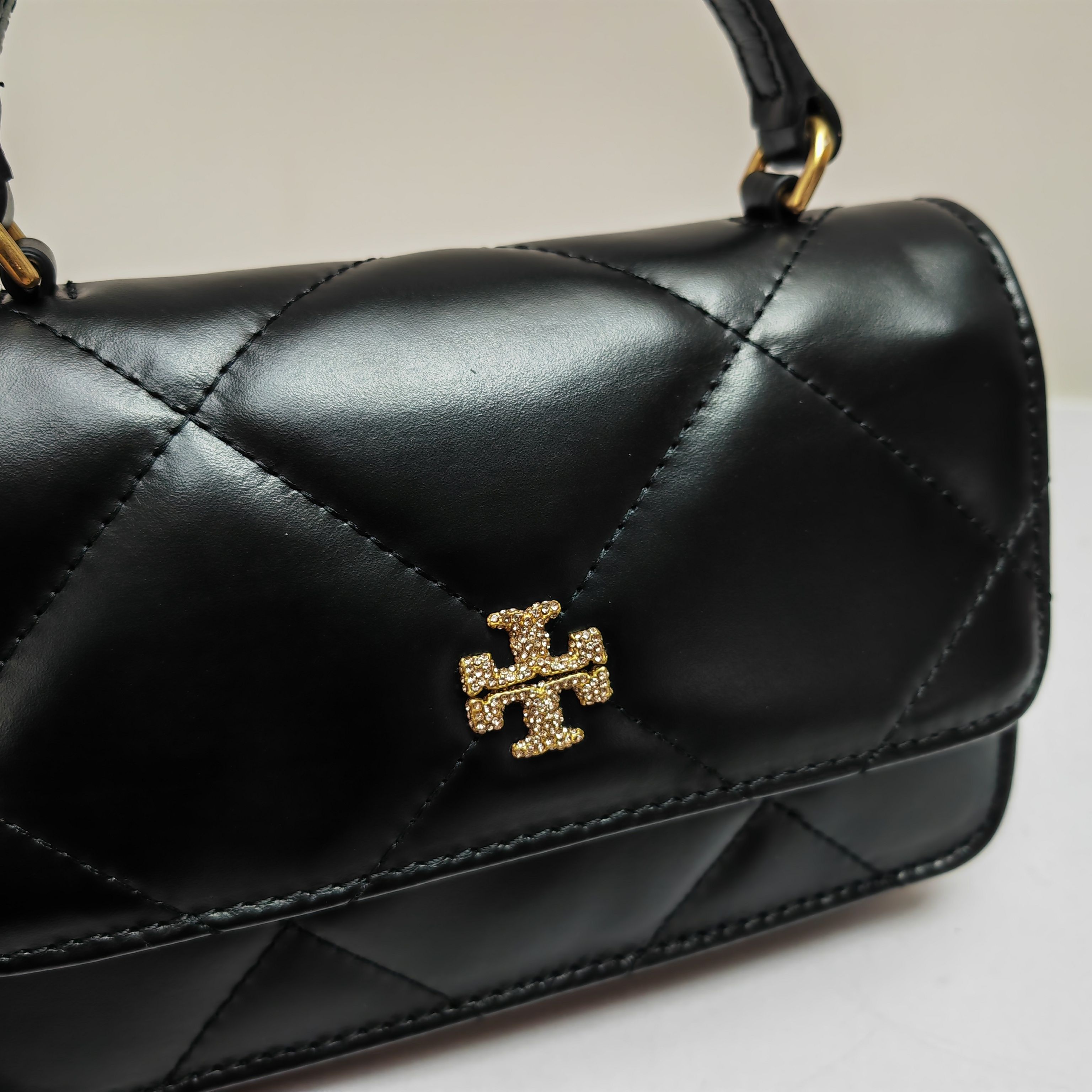 Tory Burch ～ 黑色 Kira 菱格纹迷你手提链条钱夹 头层皮质 纵延菱格纹理 蓬松如云 勾勒多元廓形