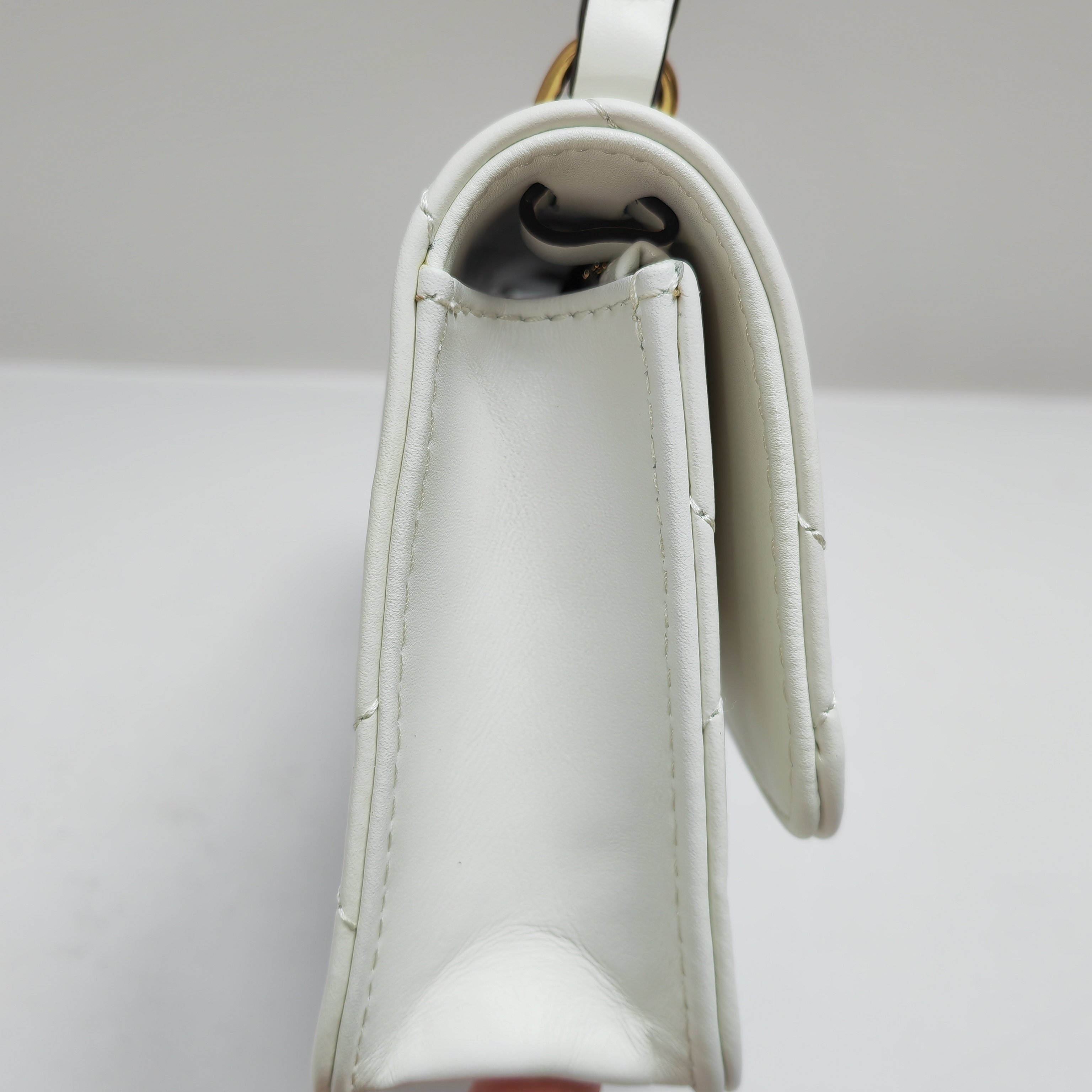 Tory Burch ～ 158326 白色 Kira 菱格纹迷你手提链条钱夹 头层皮质 纵延菱格纹理
