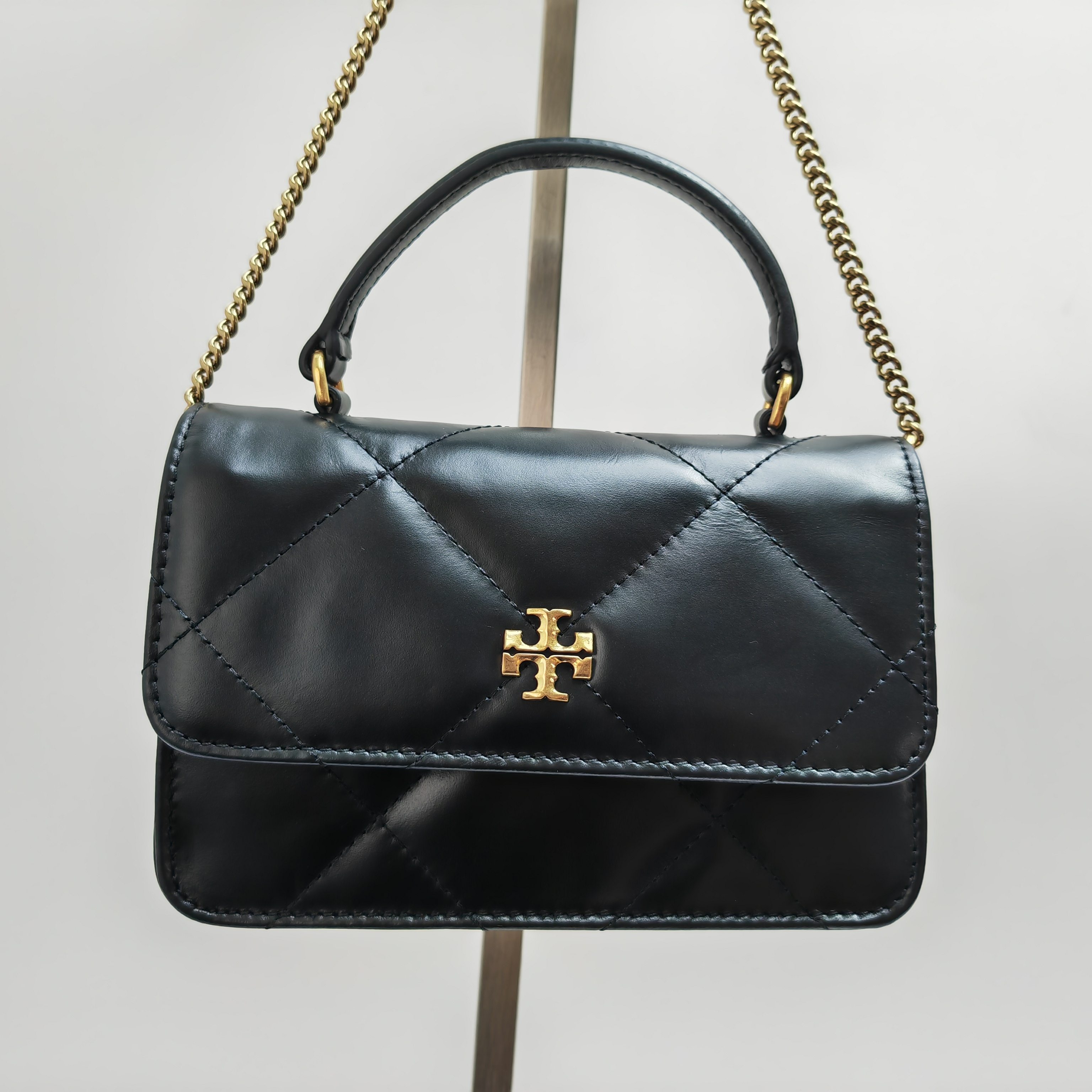 Tory Burch ～ 158326 黑色 Kira 菱格纹迷你手提链条钱夹 头层皮质 纵延菱格纹理