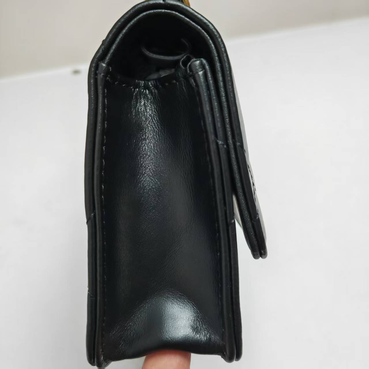 Tory Burch ～ 158326 黑色 Kira 菱格纹迷你手提链条钱夹 头层皮质 纵延菱格纹理