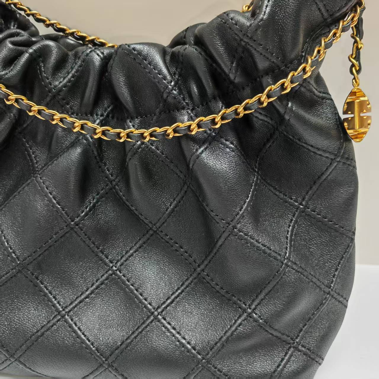 Tory Burch ~TB迷你号小福袋上市，黑色羊皮材质 ，可斜挎，手提，尺寸20x18x6.5cm 162451