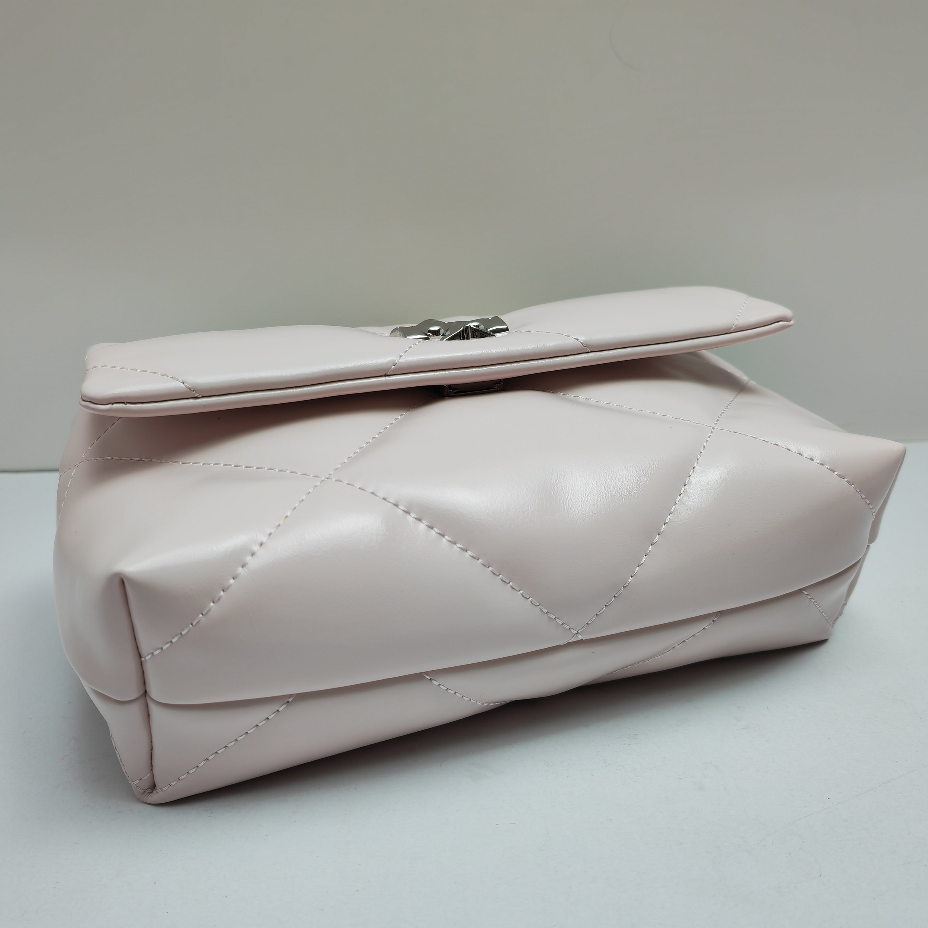 Tory Burch ～154706Kira 小号两用肩背包 透过蓬松的菱形绗缝设计 在 廓形上焕现立体质感