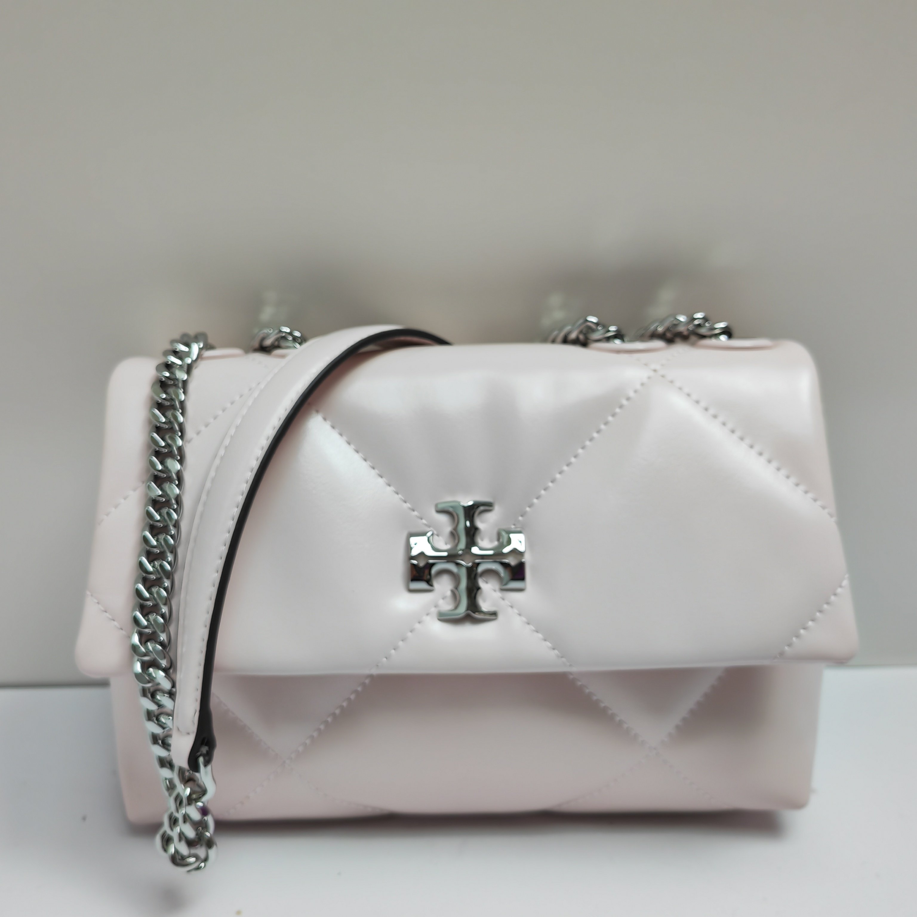 Tory Burch ～154706Kira 小号两用肩背包 透过蓬松的菱形绗缝设计 在 廓形上焕现立体质感
