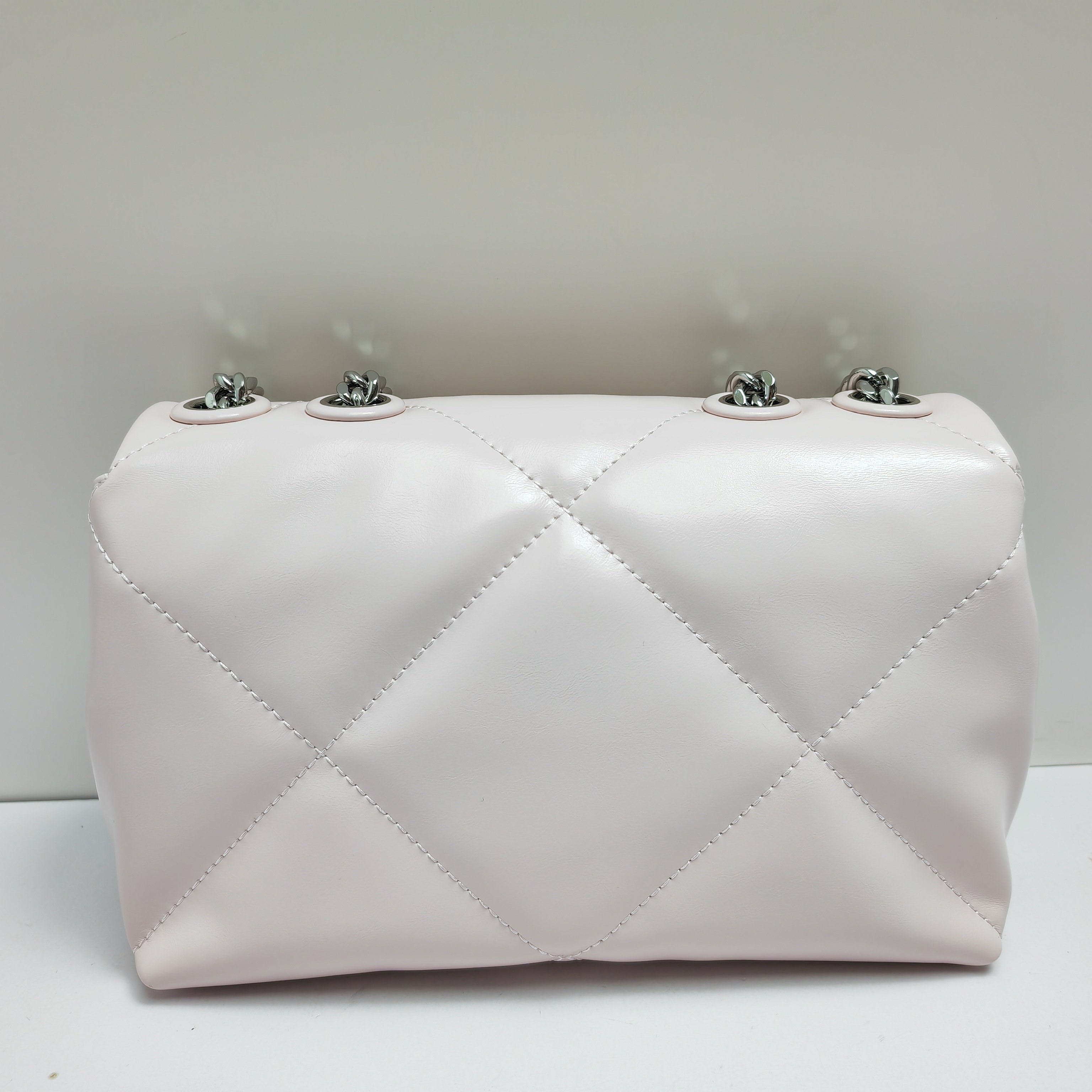 Tory Burch ～154706Kira 小号两用肩背包 透过蓬松的菱形绗缝设计 在 廓形上焕现立体质感