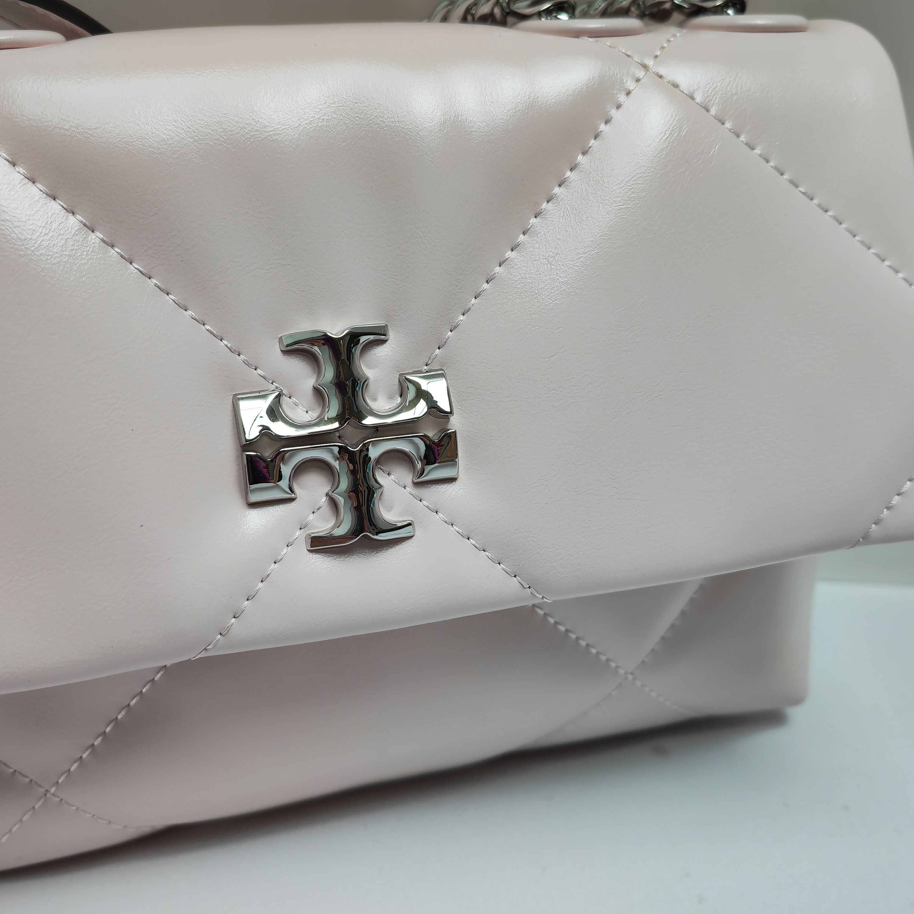 Tory Burch ～154706Kira 小号两用肩背包 透过蓬松的菱形绗缝设计 在 廓形上焕现立体质感
